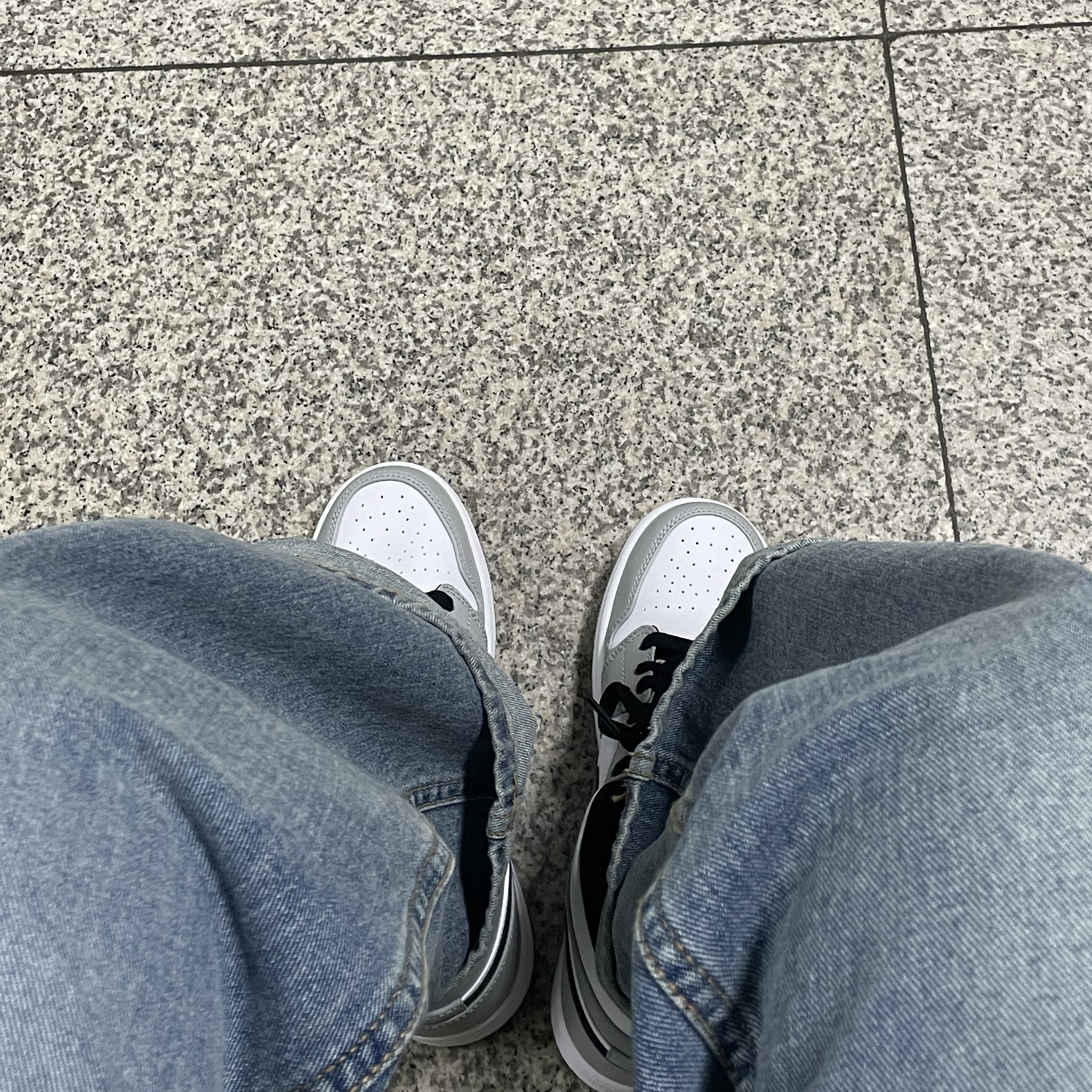 Jordan 1 Mid Light Smoke Grey 착용 스타일