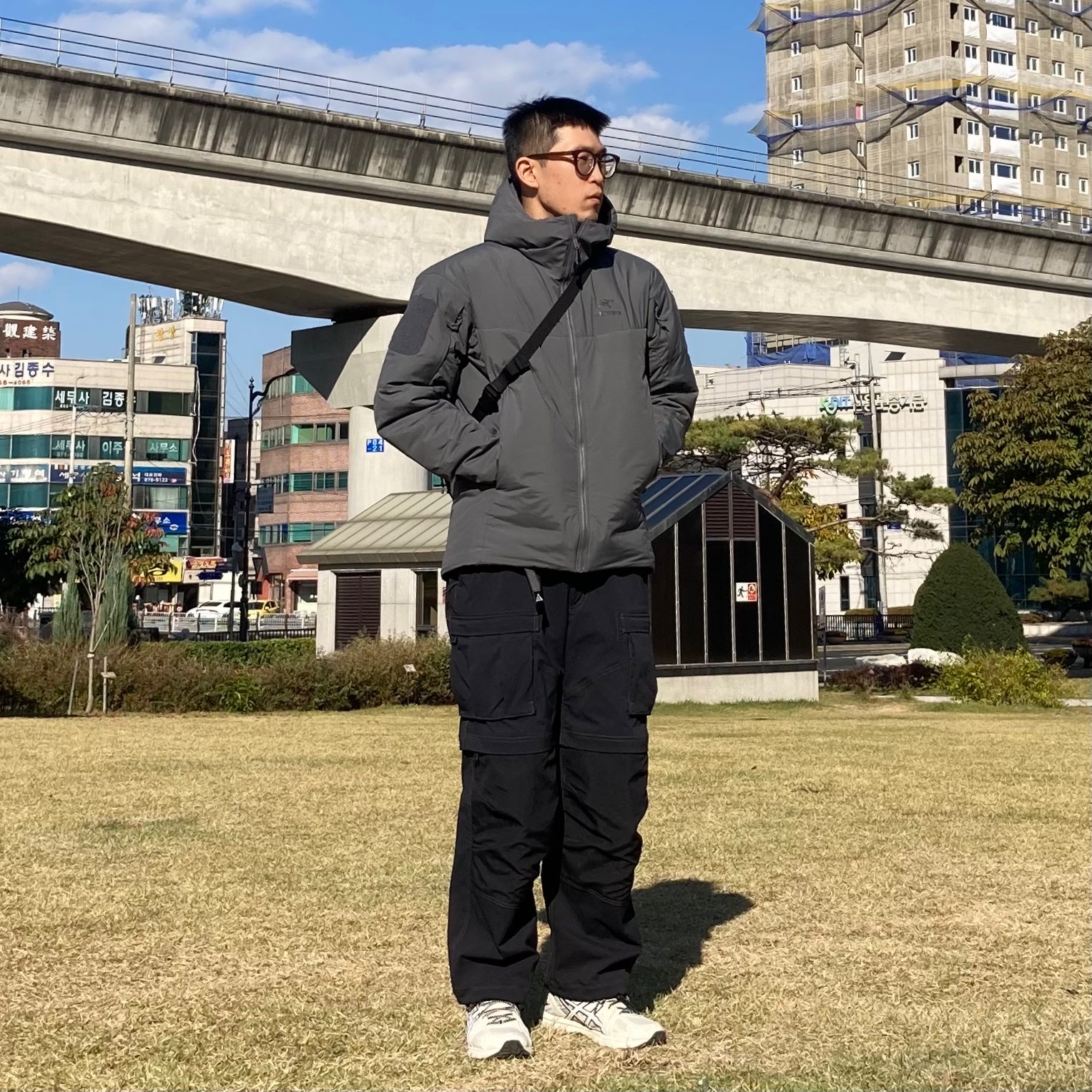 Nike ACG Smith Summit Cargo Pants Black Summit White - Asia, Asics Gel-Kahana 8 Khaki 착용 스타일 - 3