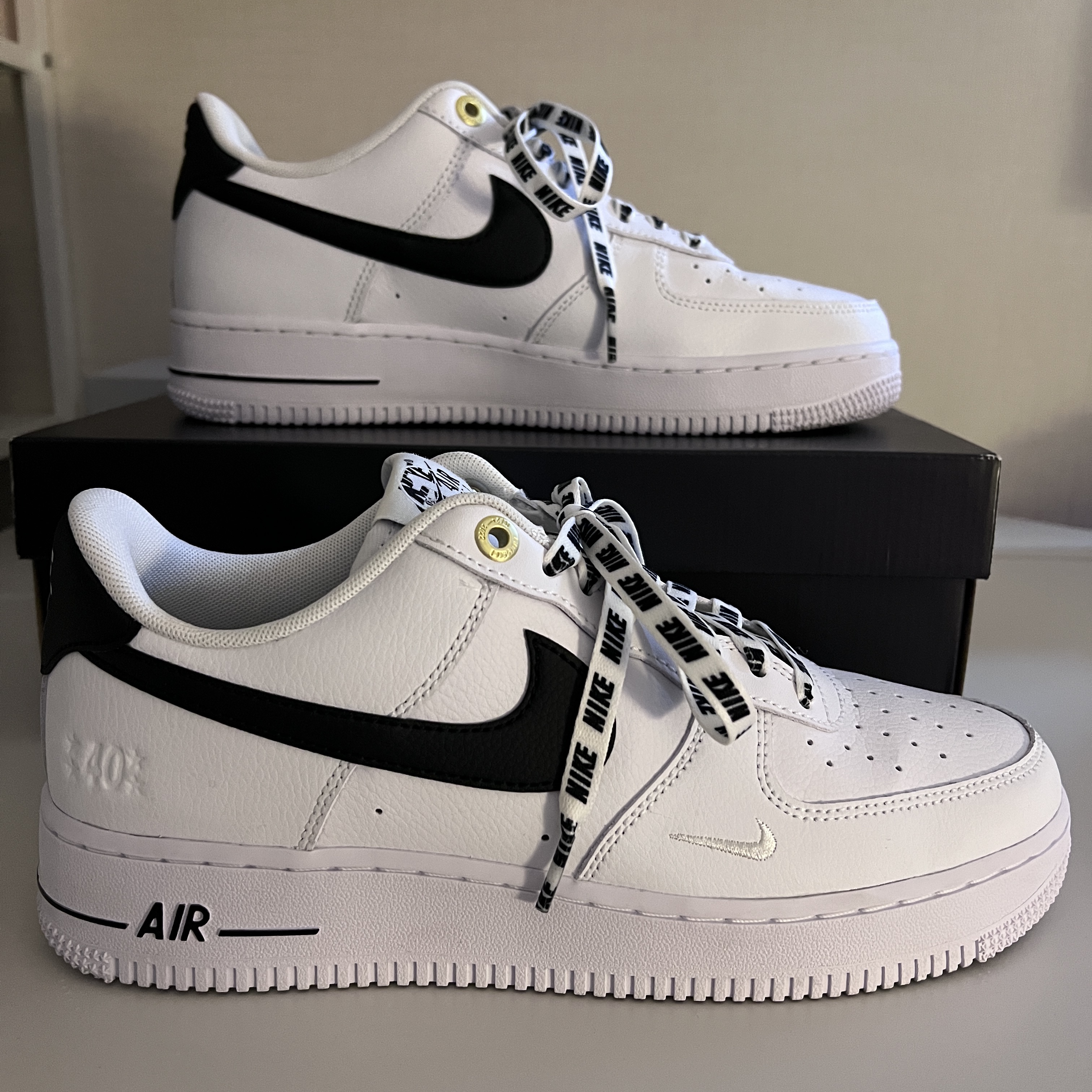 Nike Air Force 1 '07 LV8 40th Anniversary Join Forces White Black 착용 스타일 - 1