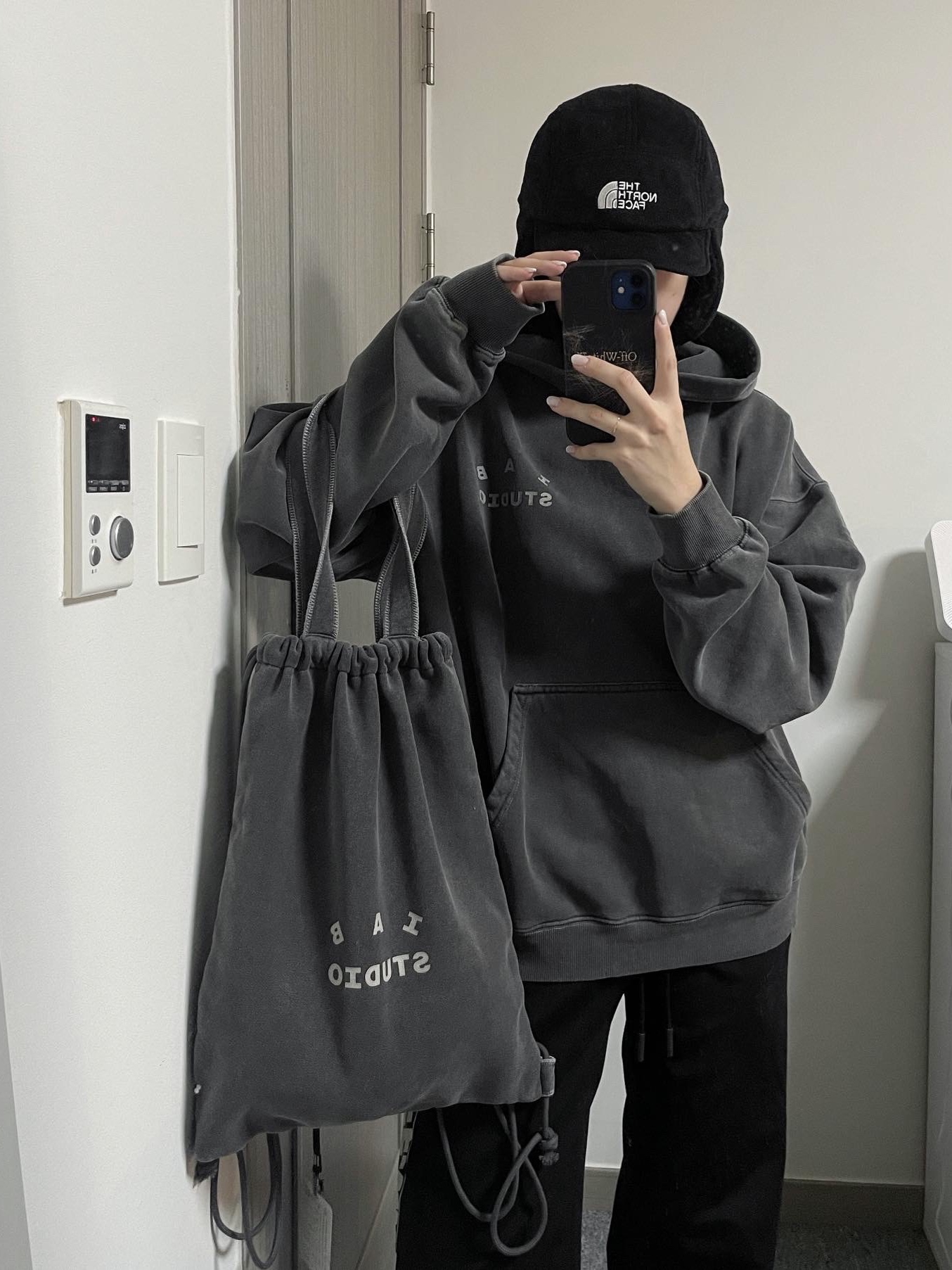 IAB Studio Pigment Hoodie & Sack Black 착용 스타일 - 2