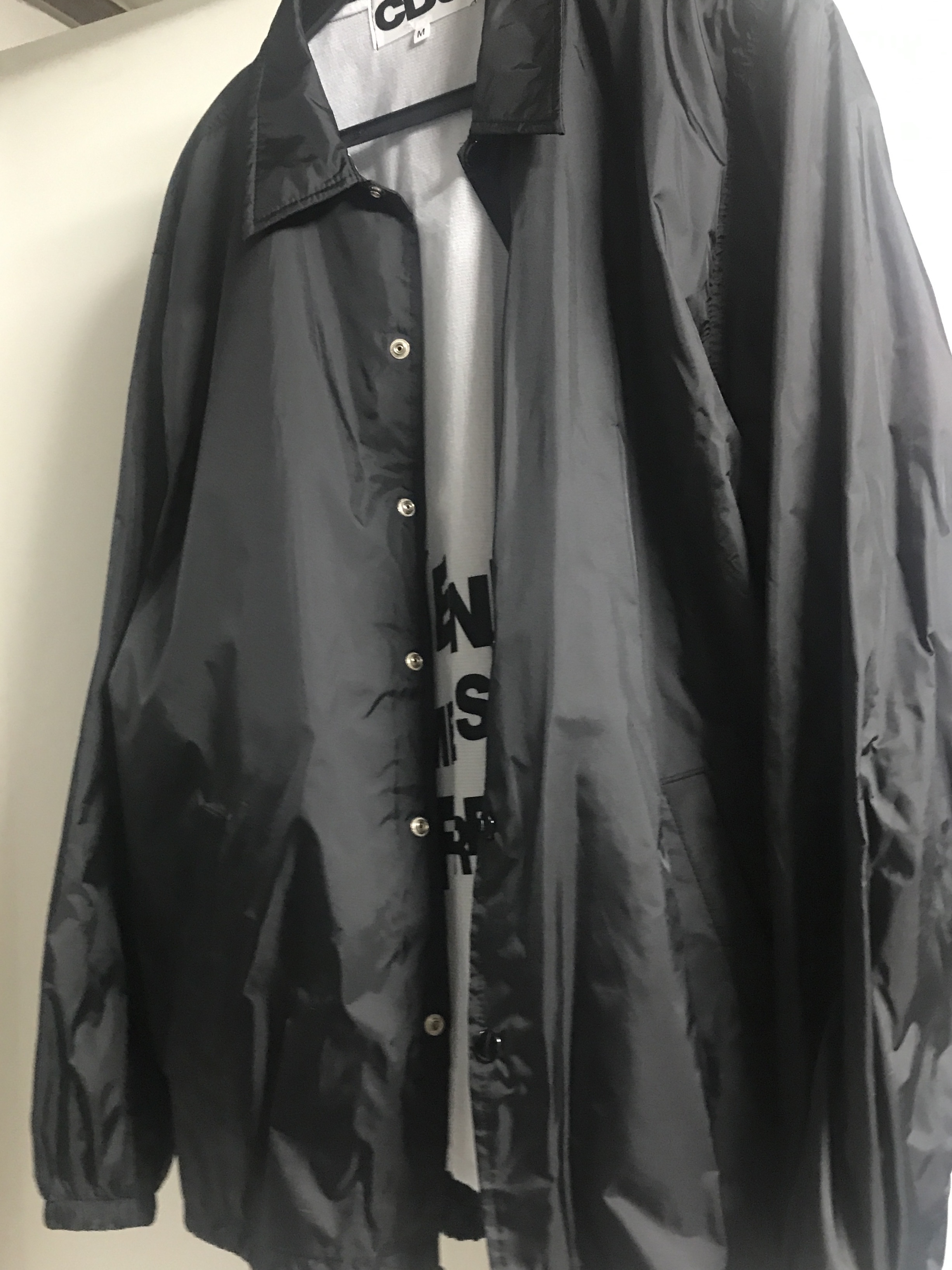 CDG Logo Coach Jacket Black 착용 스타일 - 5
