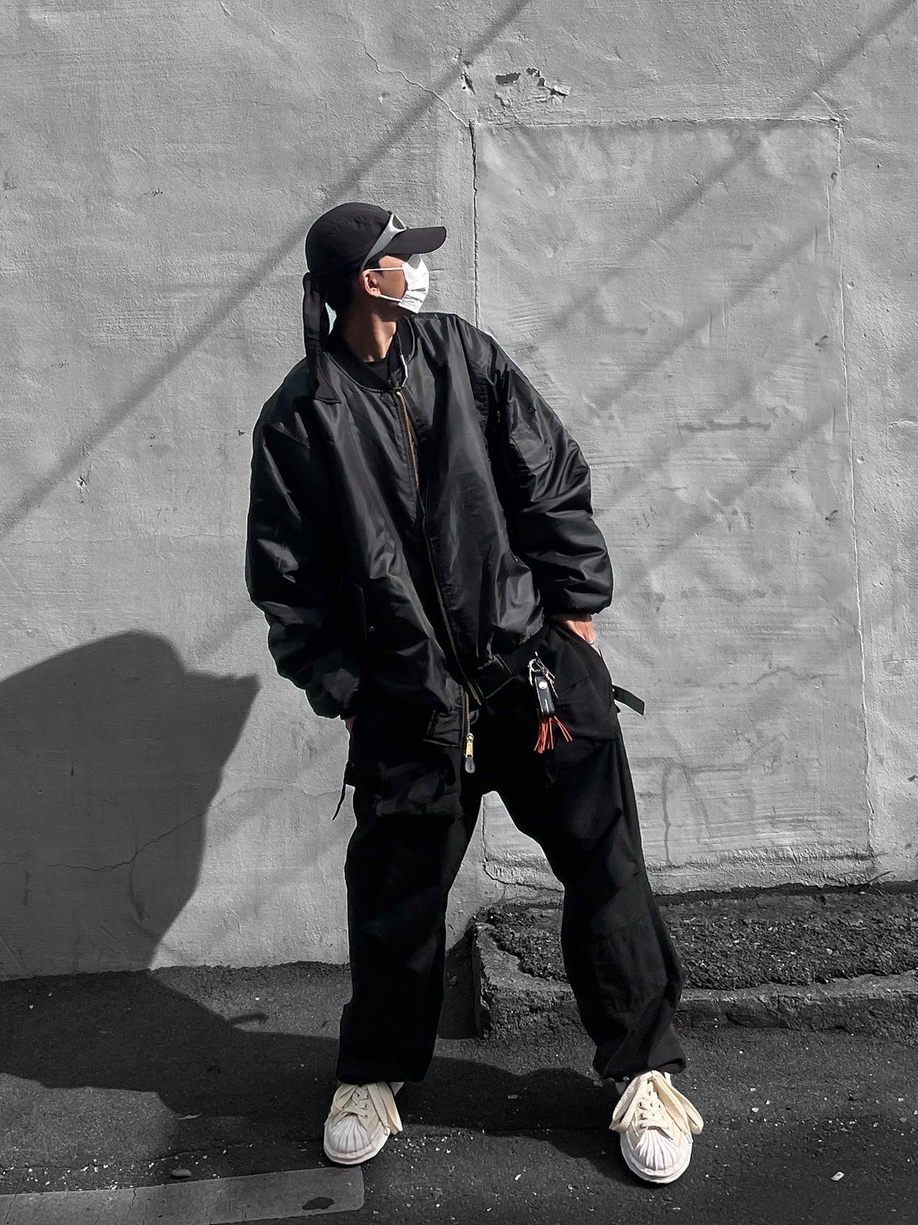 Maison Mihara Yasuhiro Blakey OG STC Sole Paper Like Leather Low-top Sneakers White 착용 스타일 - 2