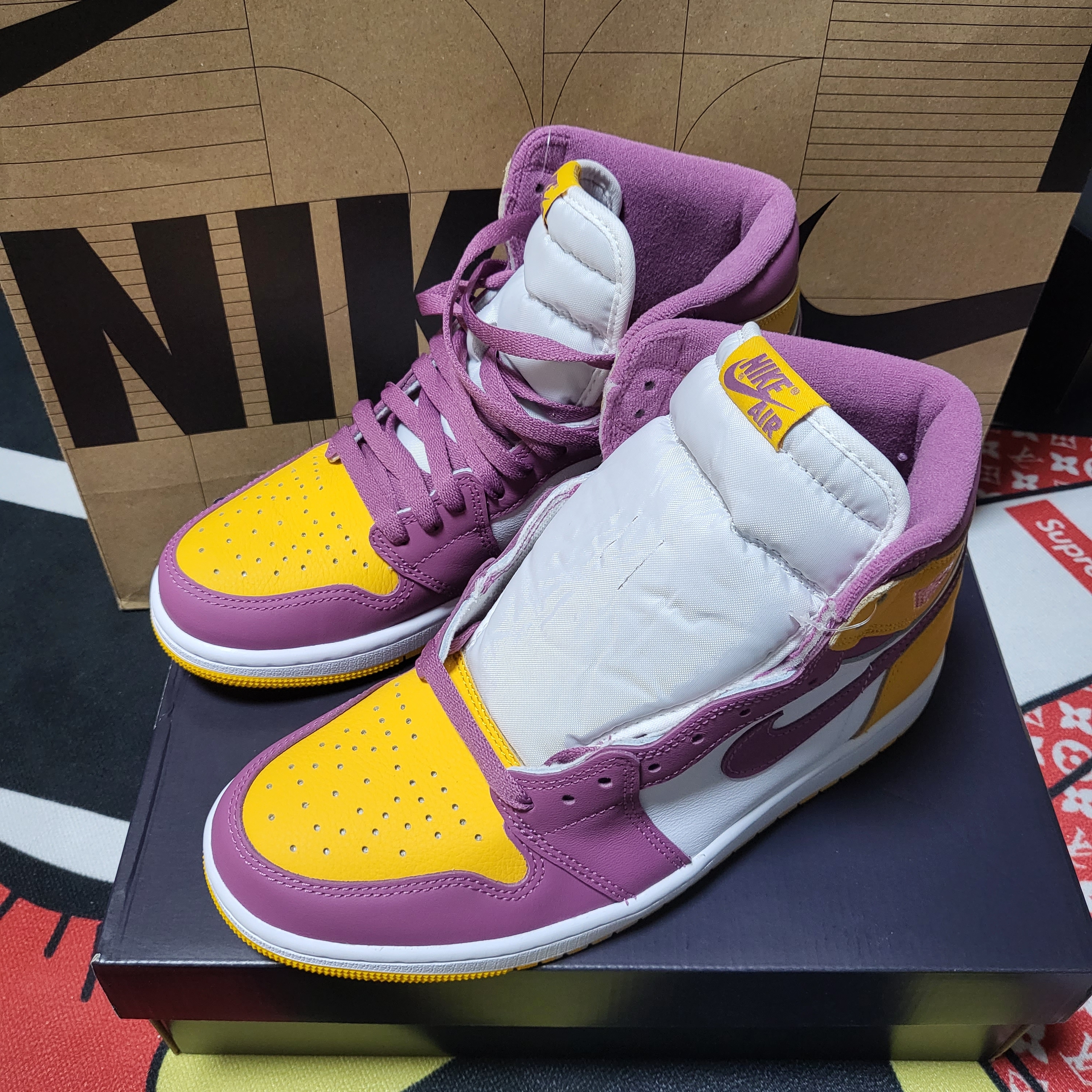 Jordan 1 Retro High OG University Gold Light Bordeaux 착용 스타일 - 1