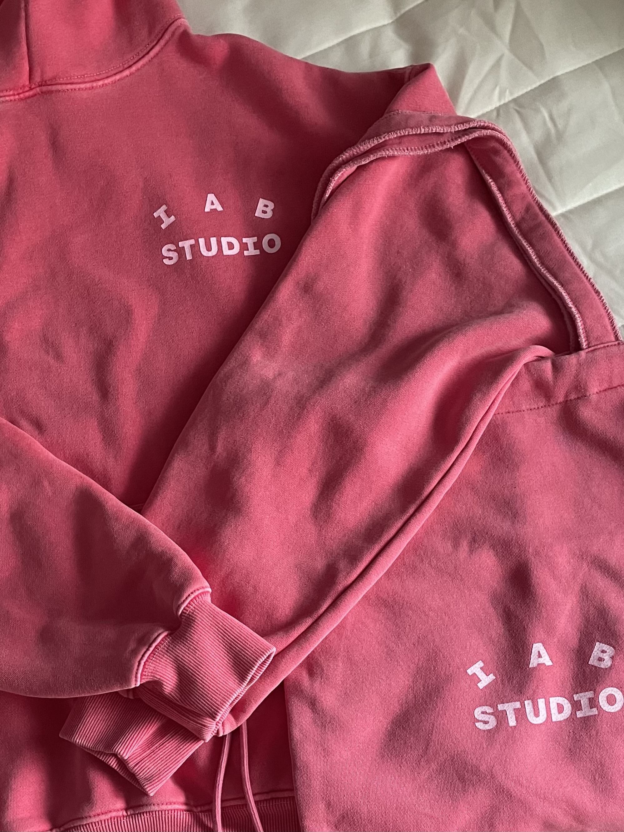 IAB Studio Pigment Hoodie & Sack Coral 착용 스타일 - 3
