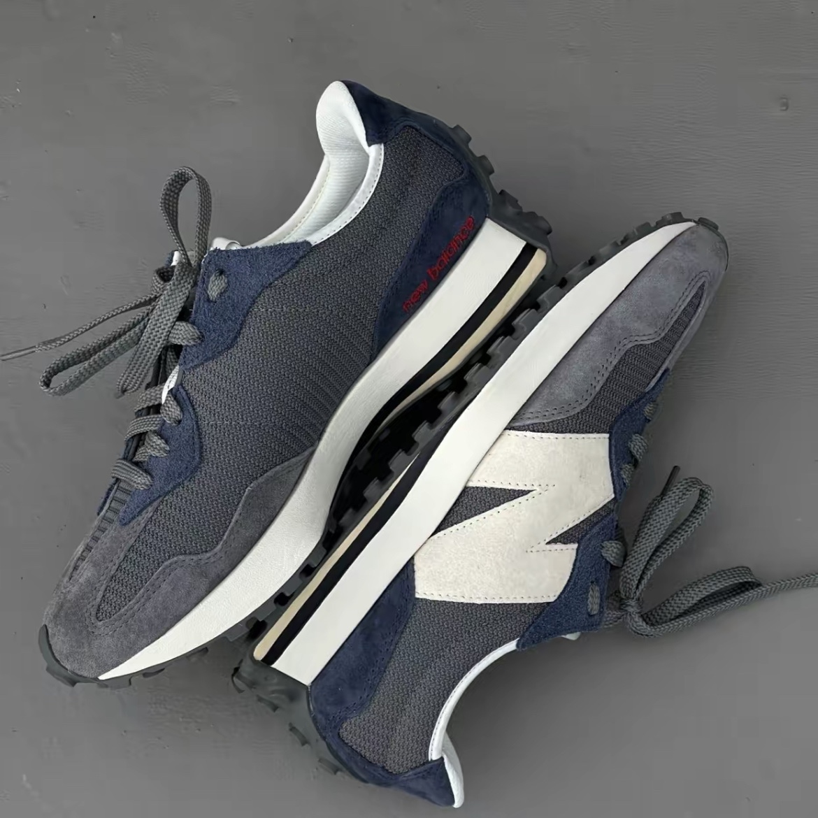 New Balance 327 Castlerock Navy 착용 스타일 - 1