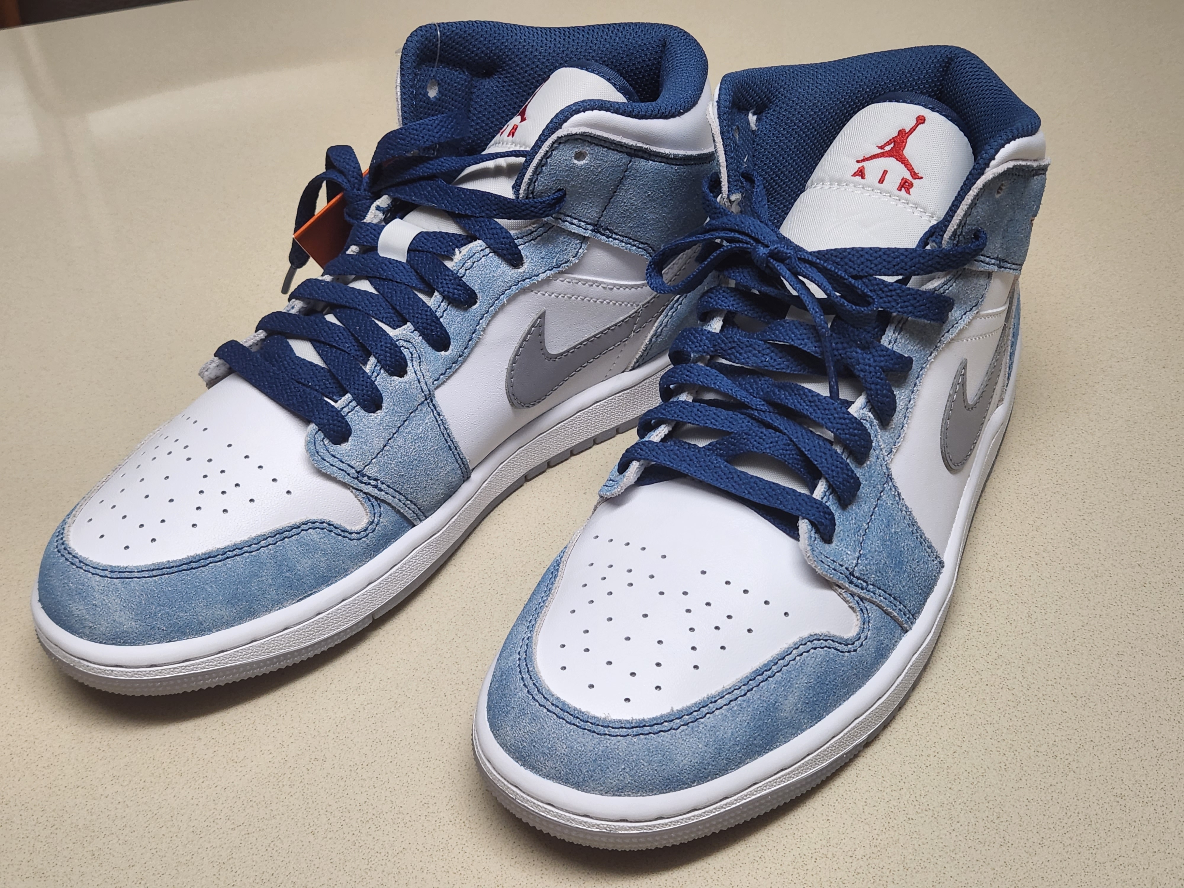 Jordan 1 Mid SE French Blue Fire Red 착용 스타일