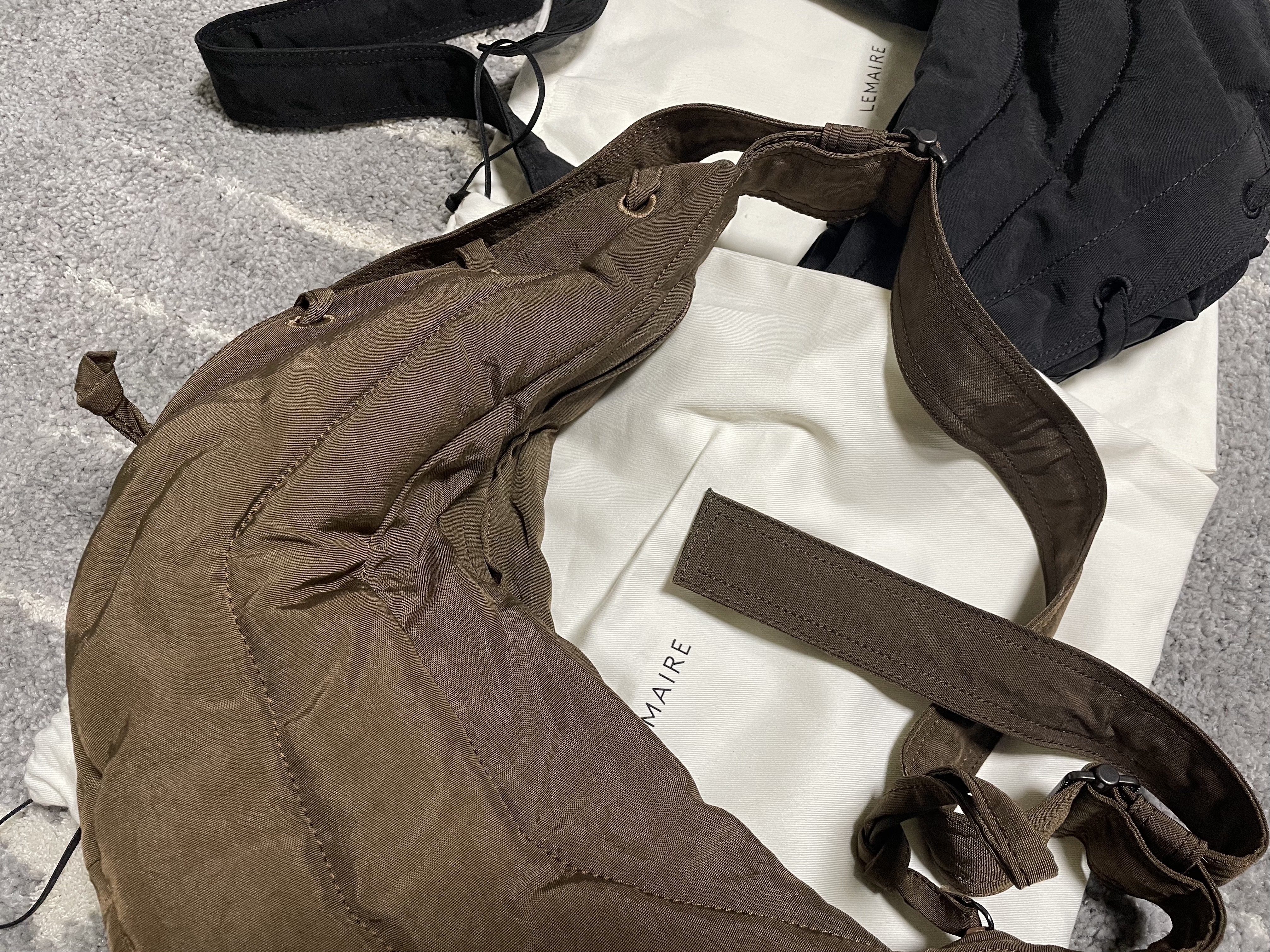 Lemaire Small Soft Game Bag Nylon Canvas Dark Chocolate, Lemaire Soft Crossbody Bag Technical Canvas Earth Brown 착용 스타일 - 2