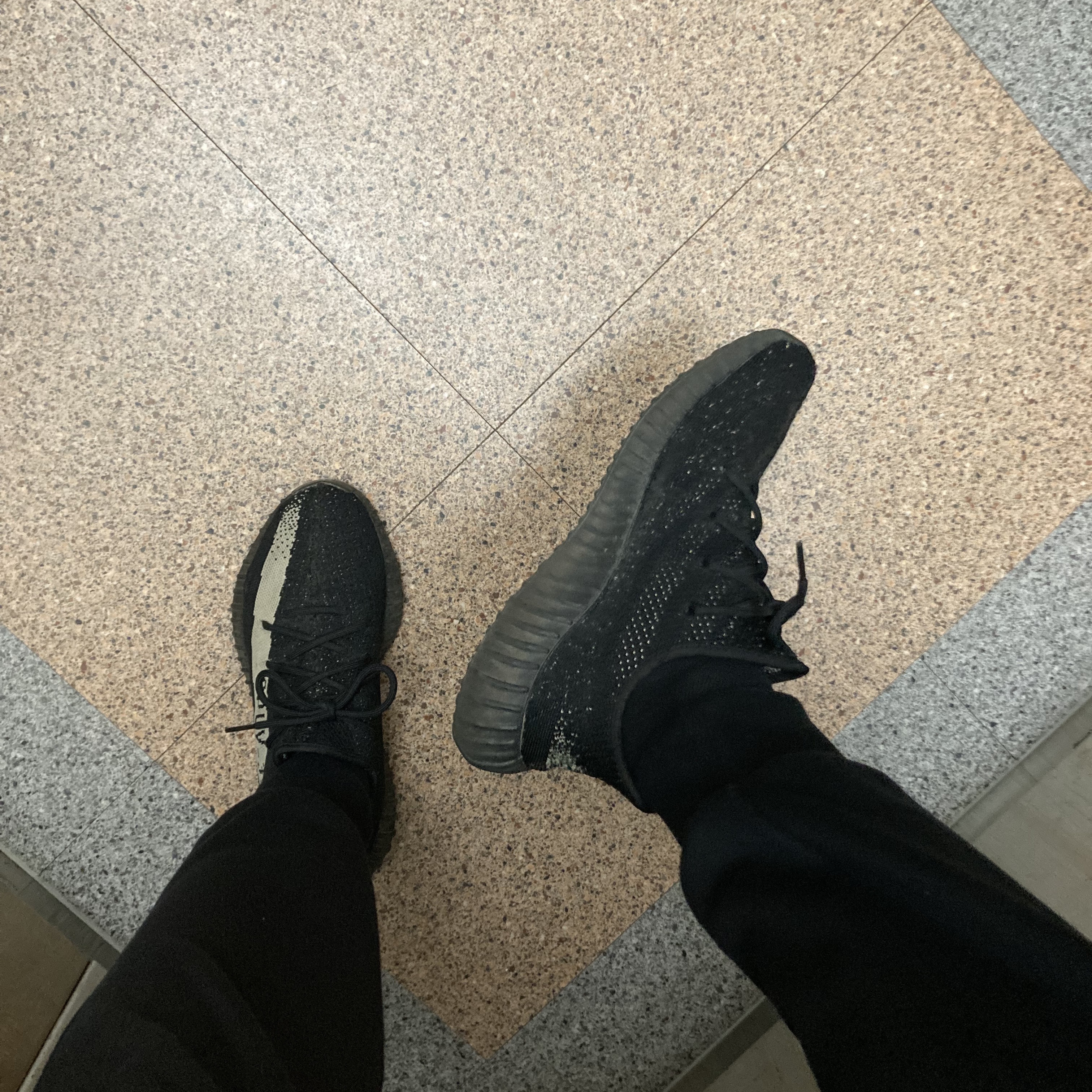 Adidas Yeezy Boost 350 V2 Core Black White 2016 착용 스타일