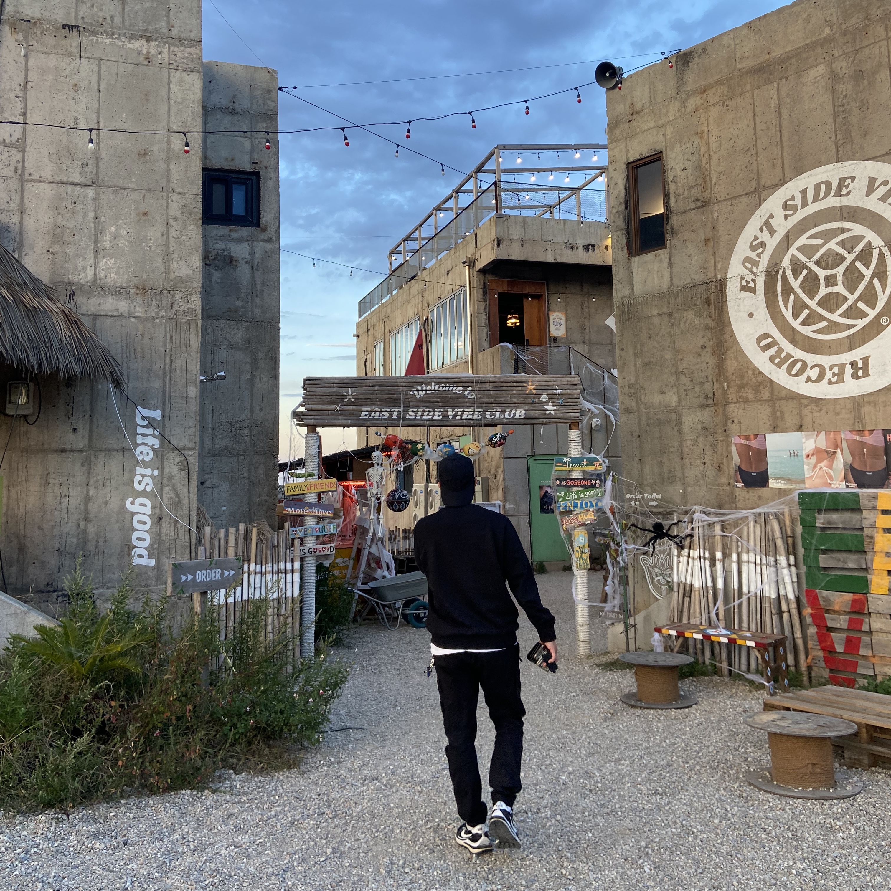 Stone Island 63051 Crewneck Sweatshirt Black - 22SS, Stone Island 31303 Stretch Cotton Tela Paracadute Cargo Pants Black - 22SS 착용 스타일 - 3