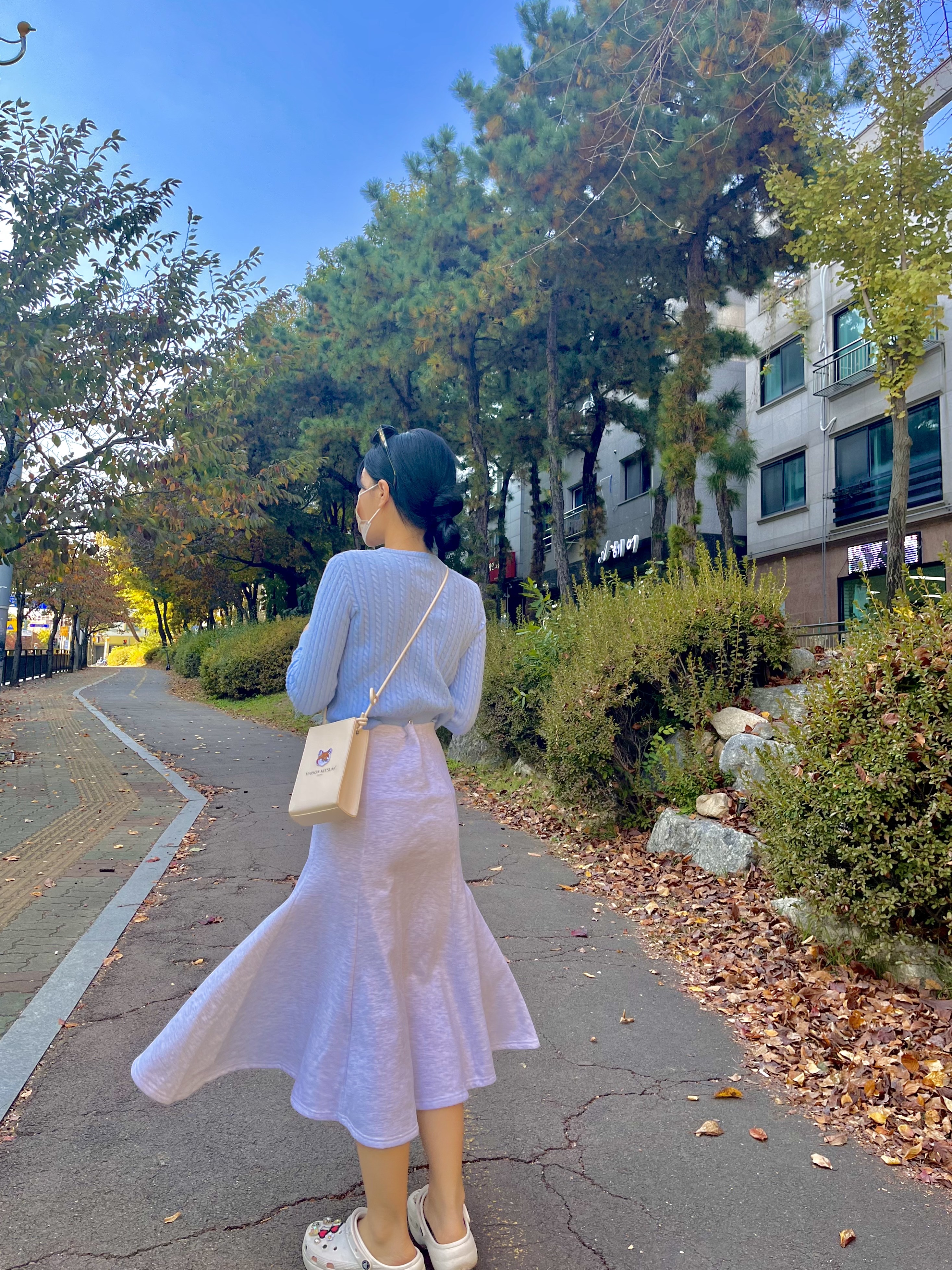 Maison Kitsune x Laneige Crossbody Bag 착용 스타일 - 2