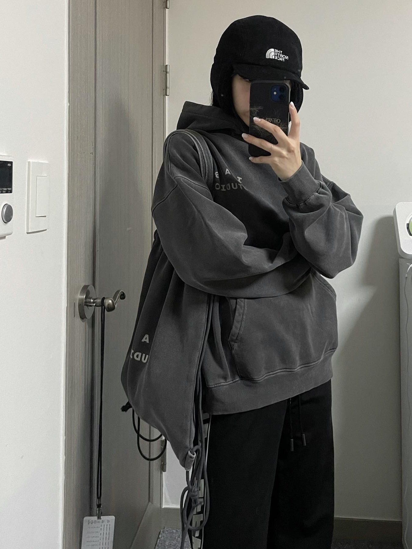 IAB Studio Pigment Hoodie & Sack Black 착용 스타일 - 3