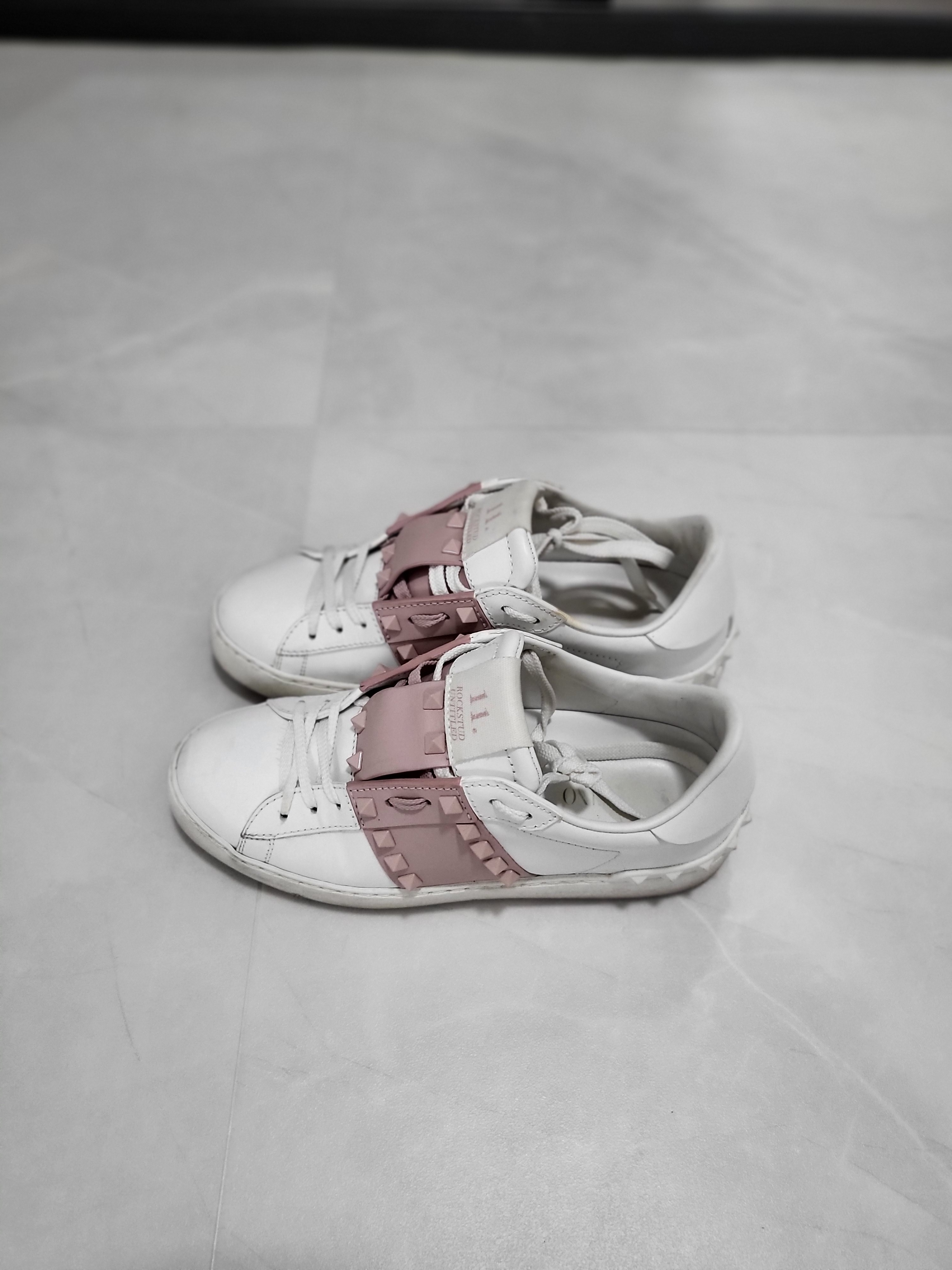 Gucci Ophidia GG Small Bucket Bag Brown, (W) Valentino Open Sneakers in Calfskin Leather White Water Rose 착용 스타일 - 3