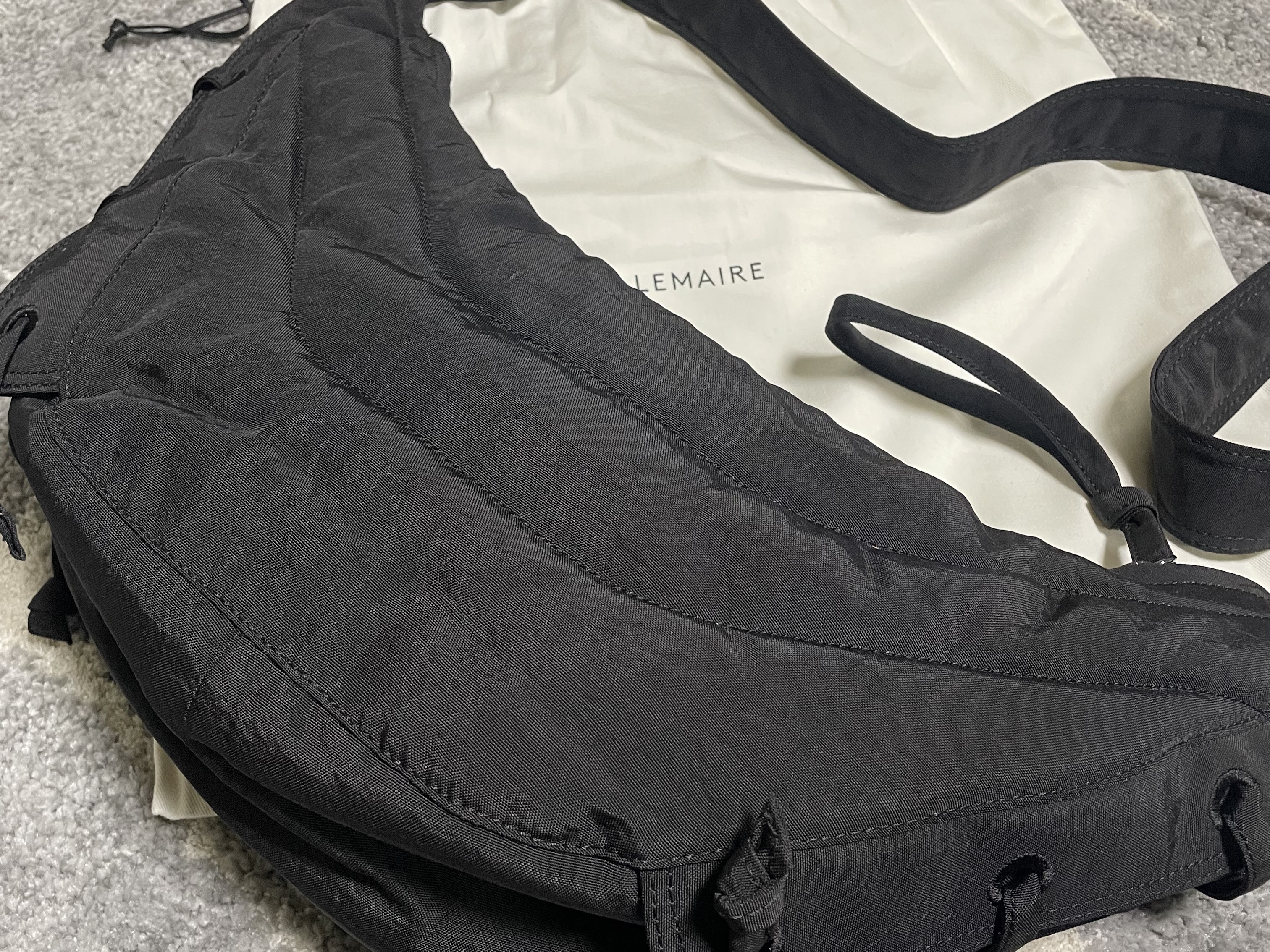Lemaire Small Soft Game Bag Nylon Canvas Dark Chocolate, Lemaire Soft Crossbody Bag Technical Canvas Earth Brown 착용 스타일 - 1