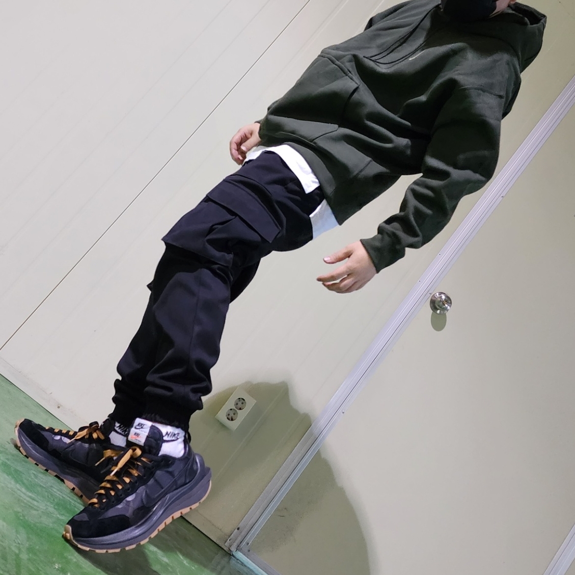 Nike x Billie Eilish NRG Fleece Hoodie Sequoia - Asia, Nike x Sacai VaporWaffle Black and Gum 착용 스타일 - 1
