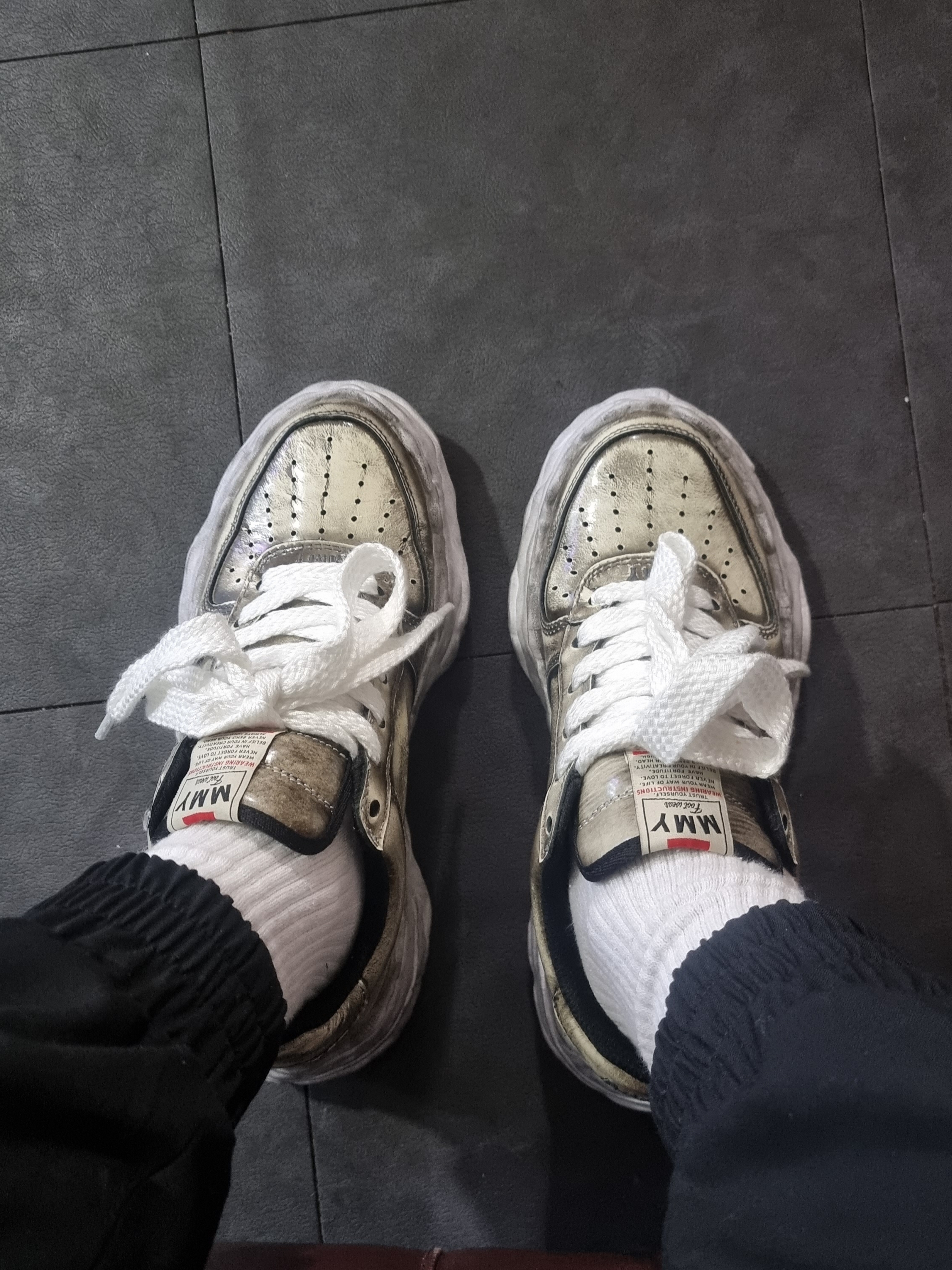 Maison Mihara Yasuhiro Wayne OG Sole Brushed Patent Low-top Sneakers White 착용 스타일