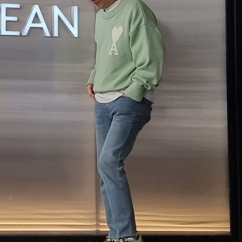 AMI de Coeur Oversize Sweater Aqua - 22SS 착용 스타일