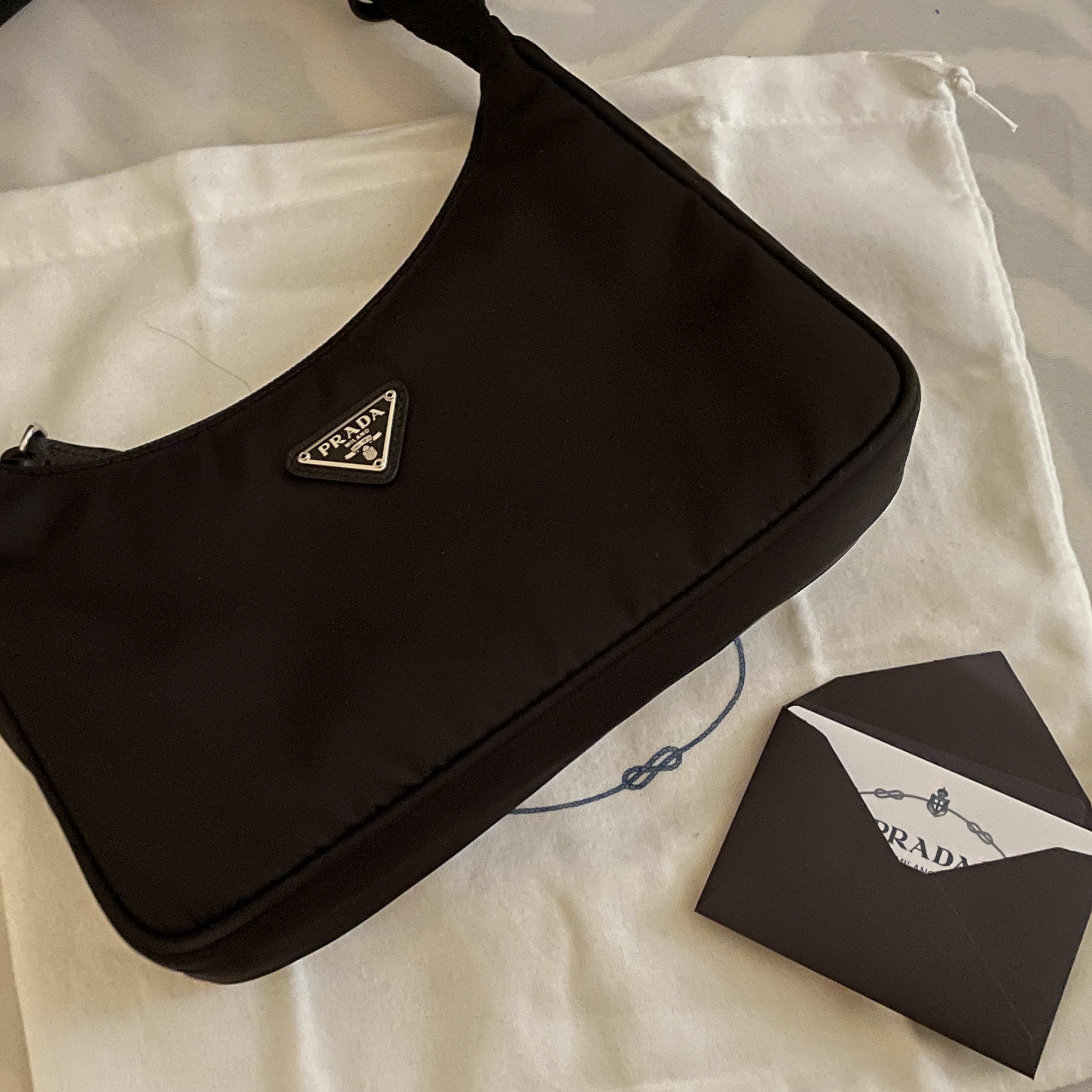 Prada Re-Edition 2000 Re-Nylon Mini Shoulder Bag Black 착용 스타일