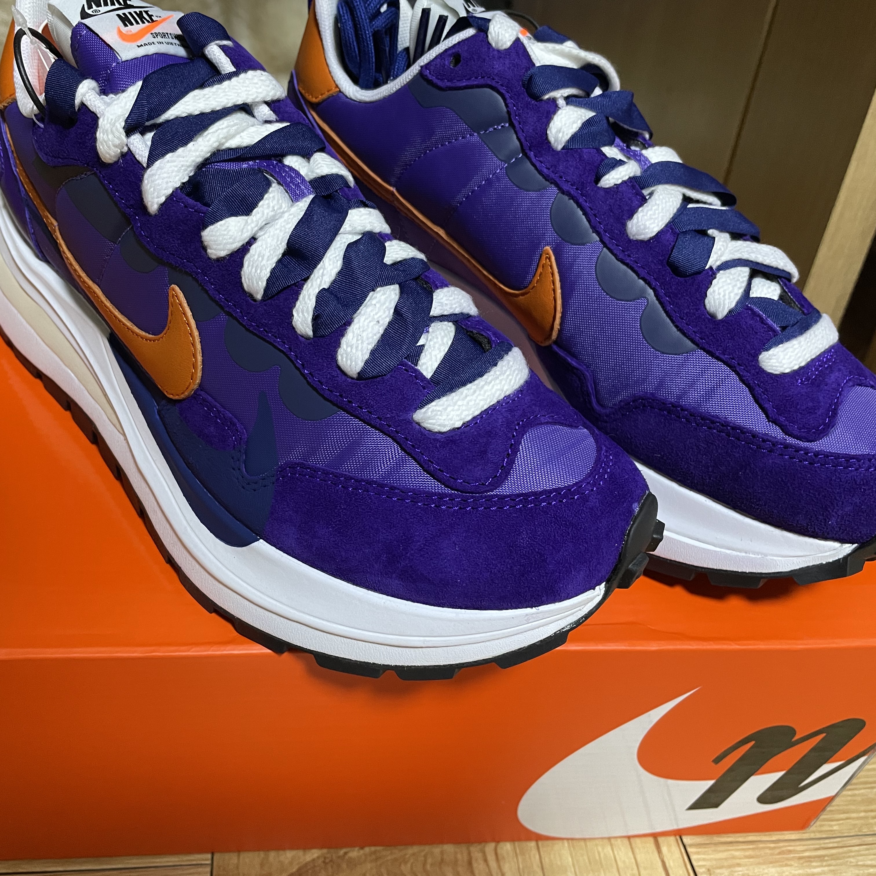 Nike x Sacai VaporWaffle Dark Iris 착용 스타일