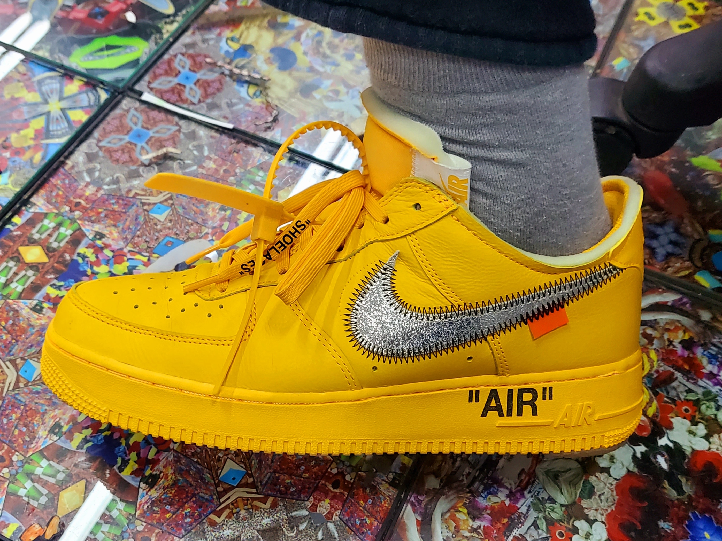 Nike x Off-White Air Force 1 '07 University Gold 착용 스타일