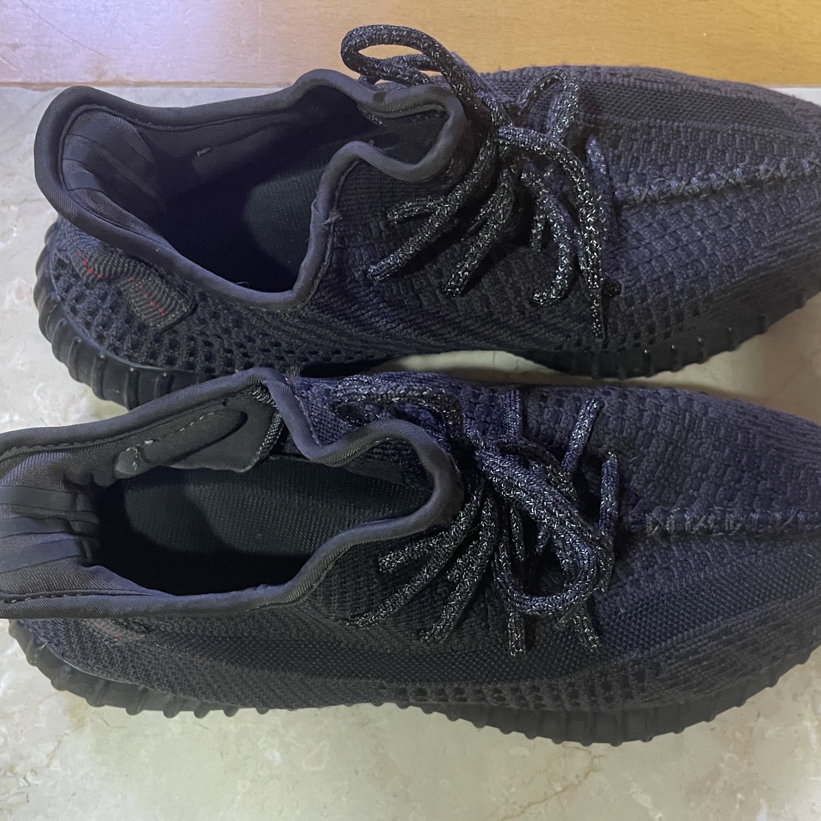 Adidas Yeezy Boost 350 V2 Black - Non-Reflective 착용 스타일