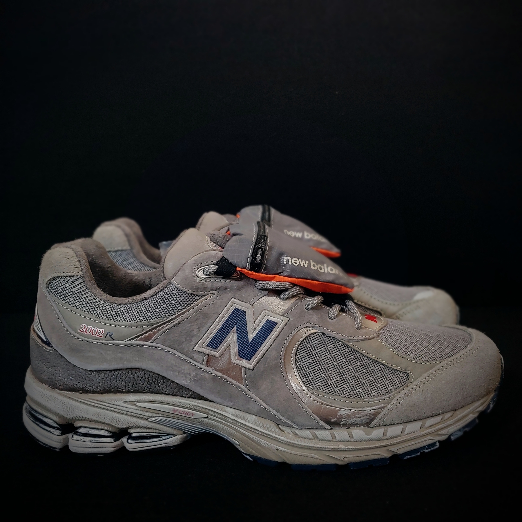 New Balance 2002R Premium Vintage Grey 착용 스타일 - 4