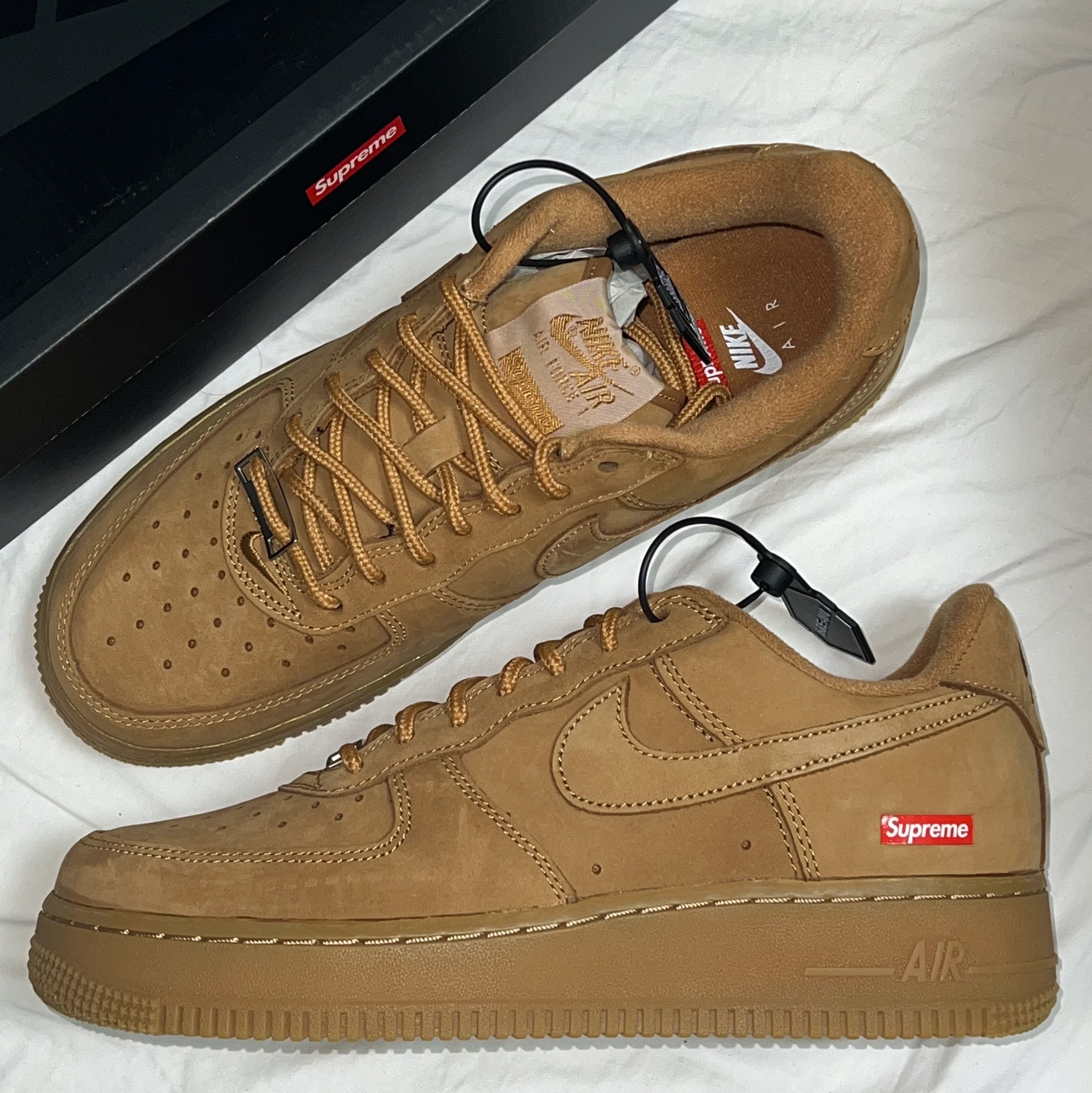 Nike x Supreme Air Force 1 Low Flax 착용 스타일