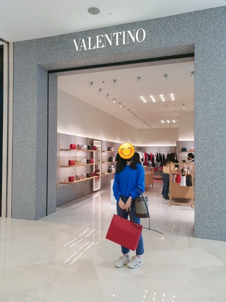 Gucci Ophidia GG Small Bucket Bag Brown, (W) Valentino Open Sneakers in Calfskin Leather White Water Rose 착용 스타일 - 1