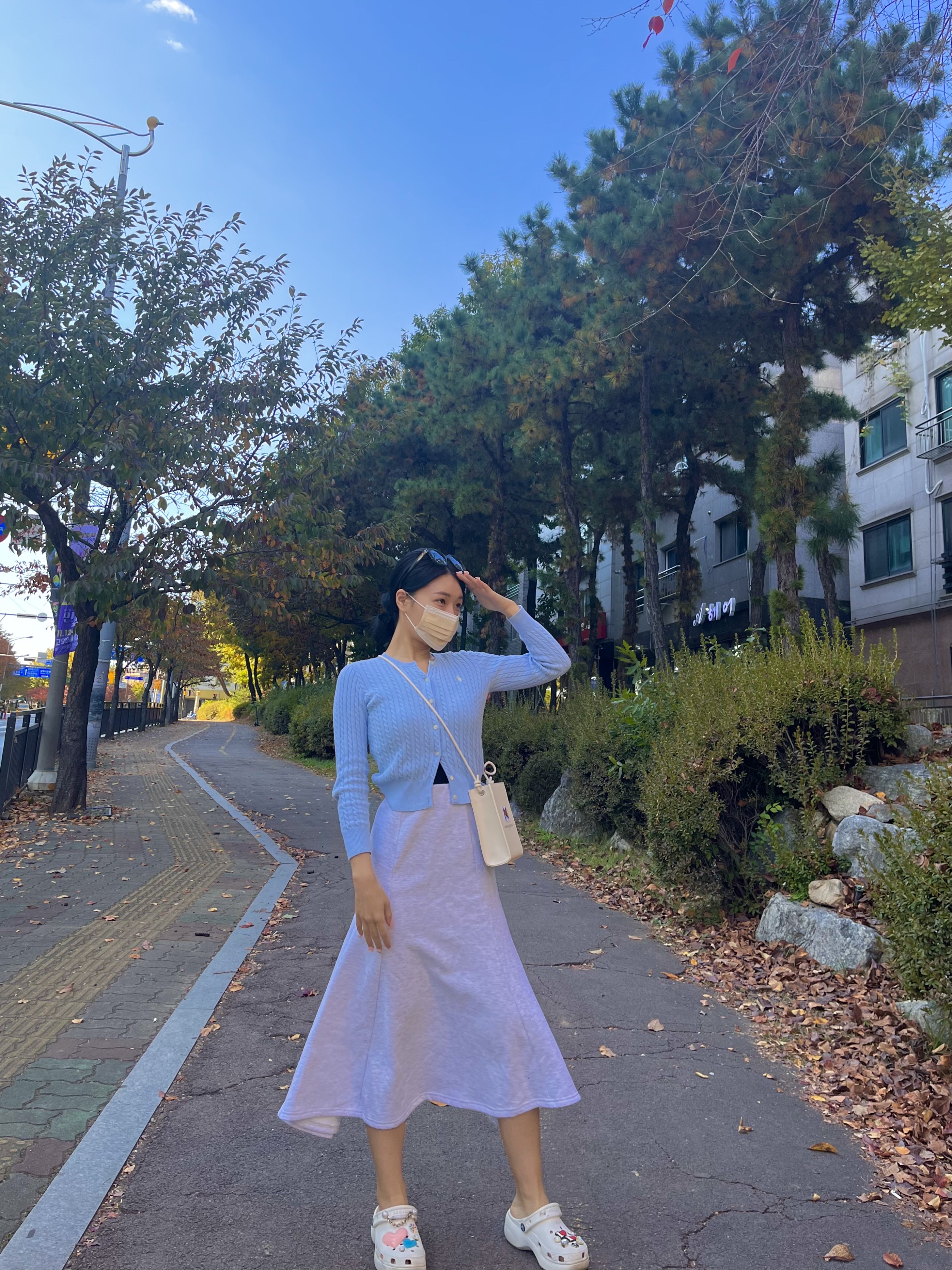 Maison Kitsune x Laneige Crossbody Bag 착용 스타일 - 1
