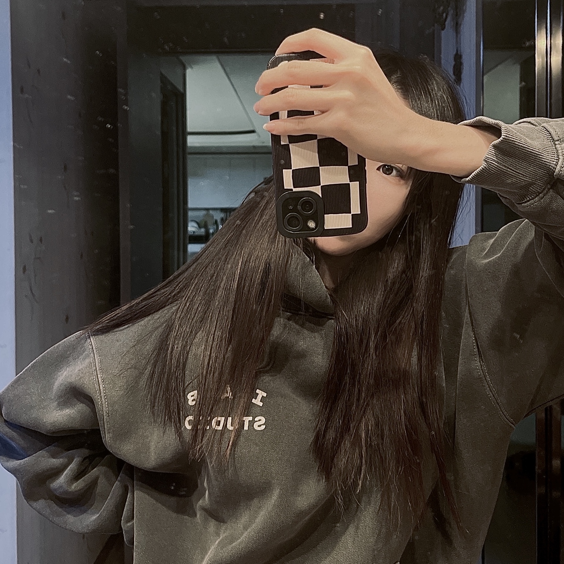 IAB Studio Pigment Hoodie & Sack Black, IAB Studio Pigment Hoodie Black 착용 스타일 - 1
