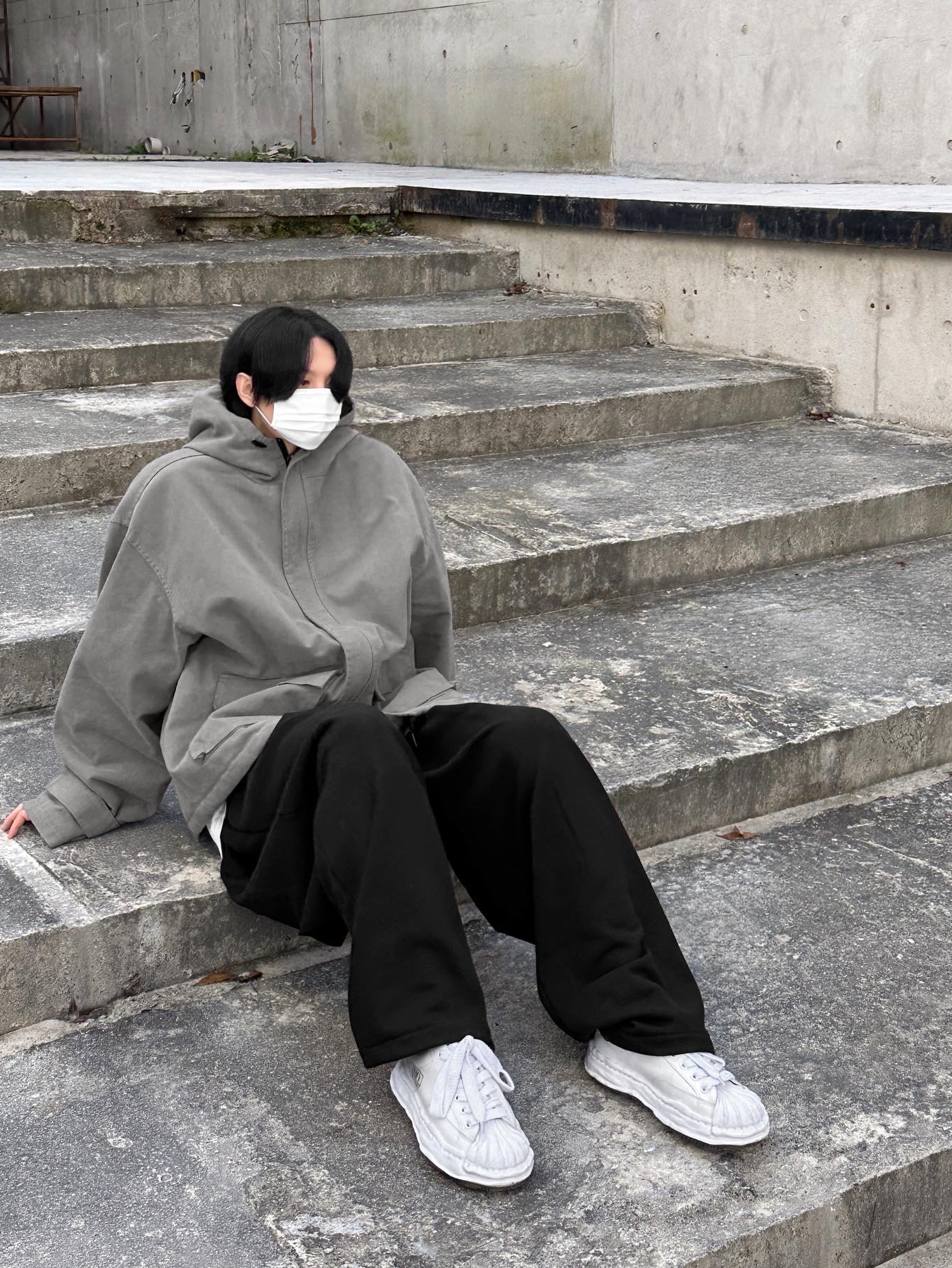 Maison Mihara Yasuhiro Blakey OG Sole Canvas Low-top Sneakers White 착용 스타일 - 2