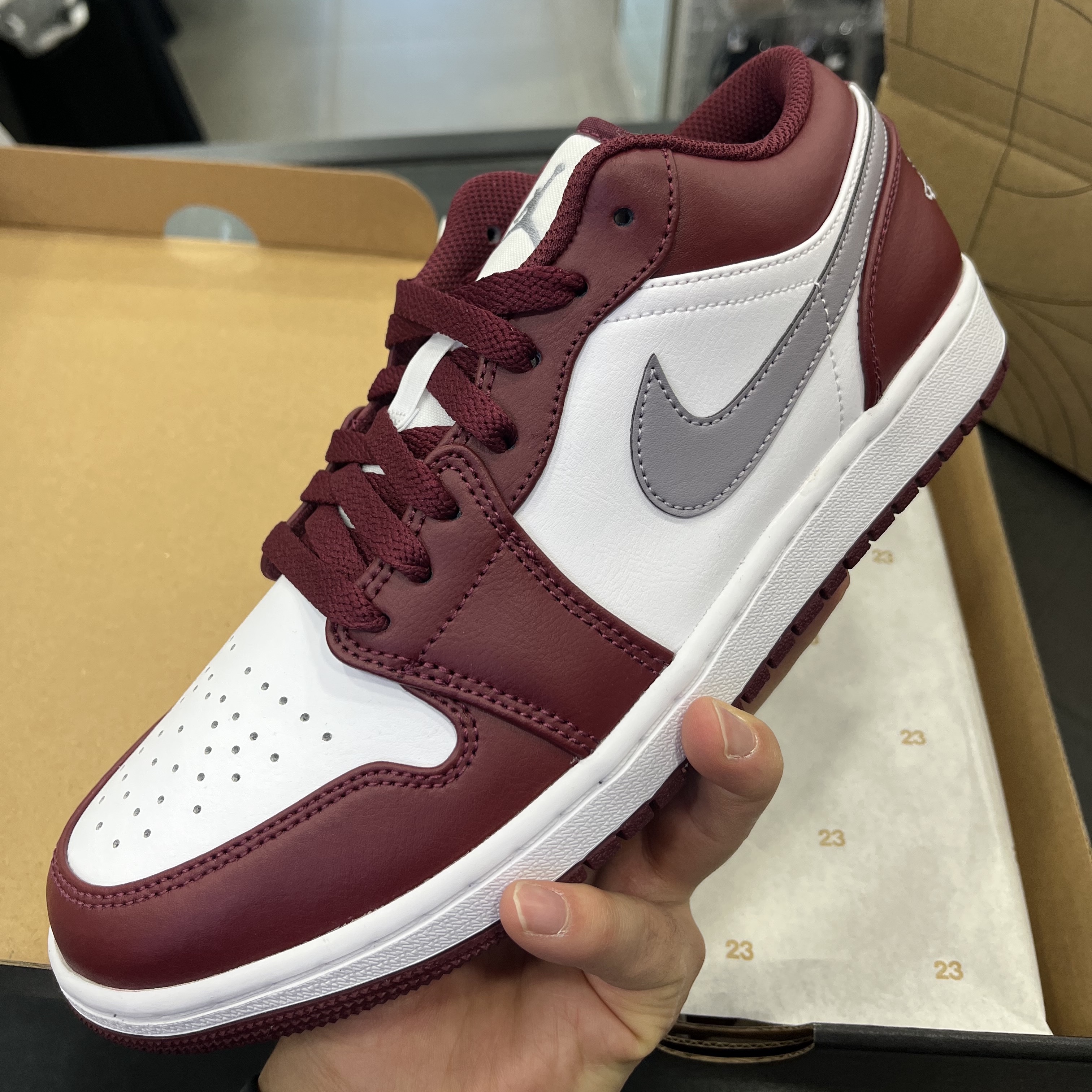 Jordan 1 Low Cherrywood Red 착용 스타일