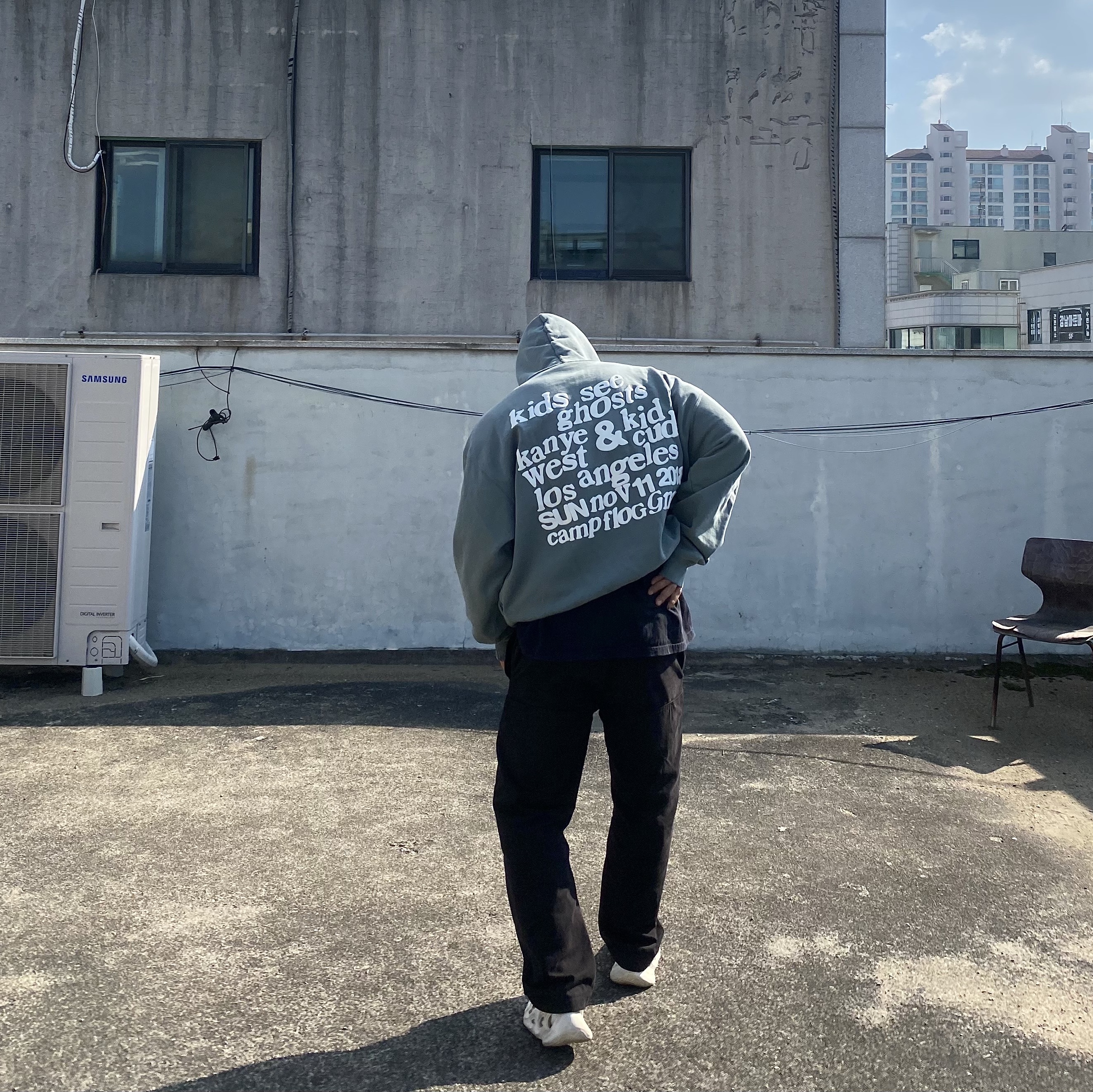 Yeezy Gap Engineered By Balenciaga Sateen Cargo Pants Black, Adidas Yeezy Foam RNNR Sand 착용 스타일 - 1