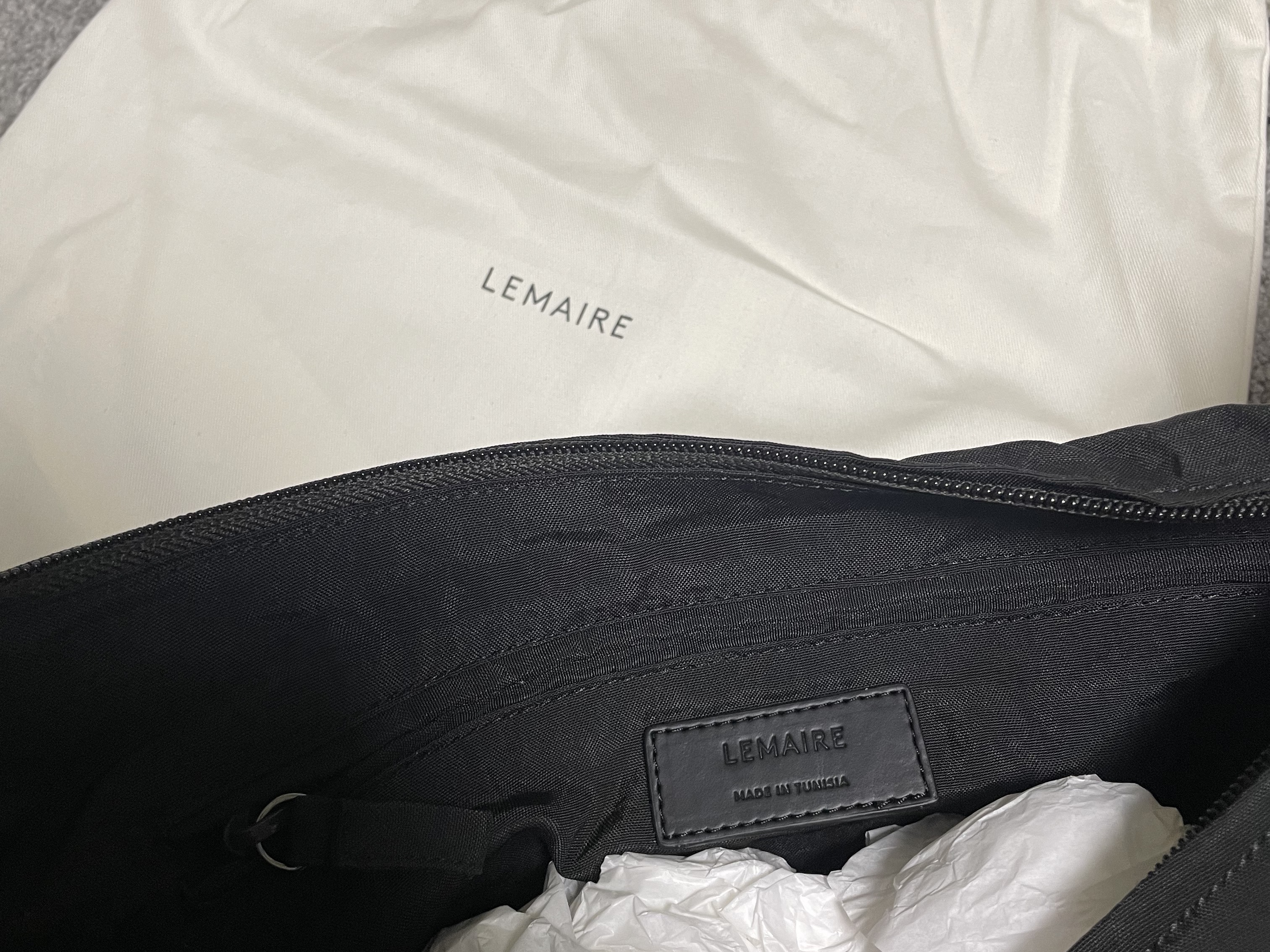 Lemaire Small Soft Game Bag Nylon Canvas Dark Chocolate, Lemaire Soft Crossbody Bag Technical Canvas Earth Brown 착용 스타일 - 3