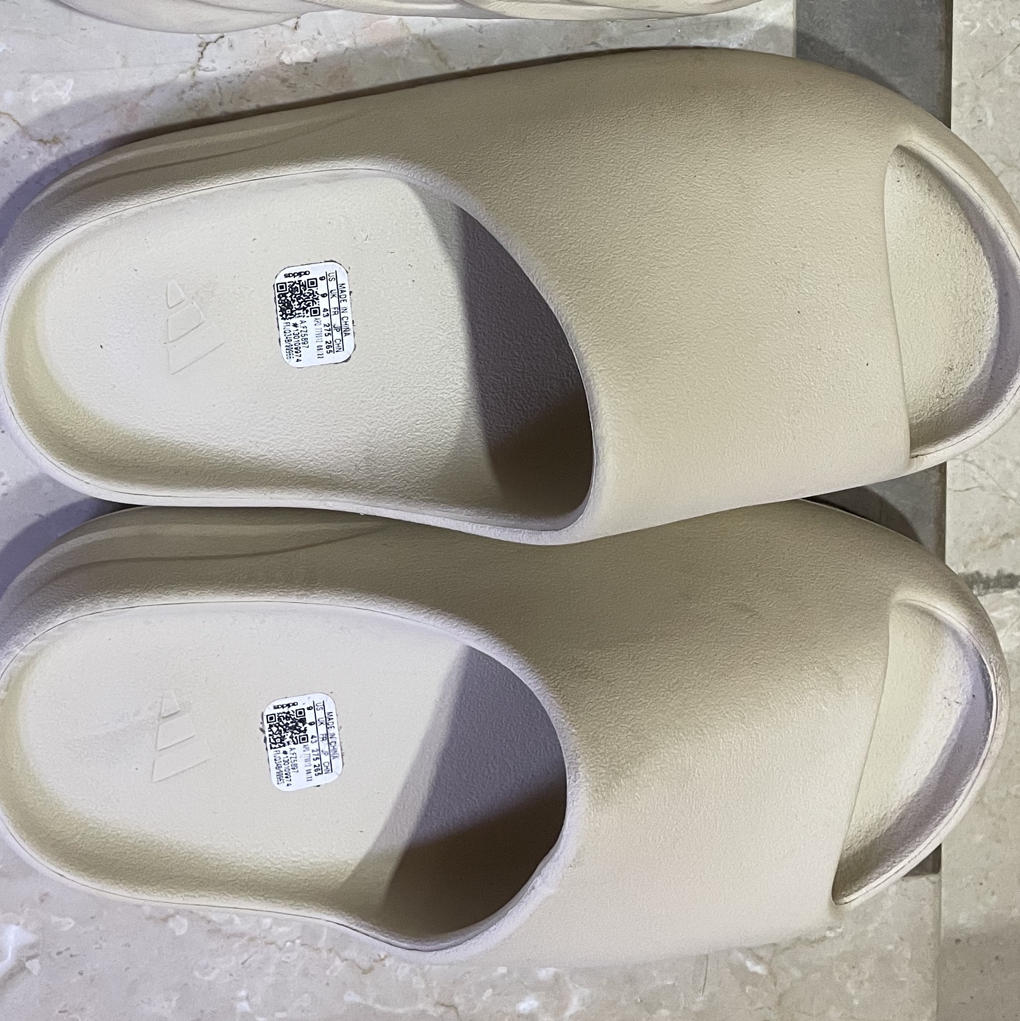 Adidas Yeezy Slide Bone 2022/2023 착용 스타일