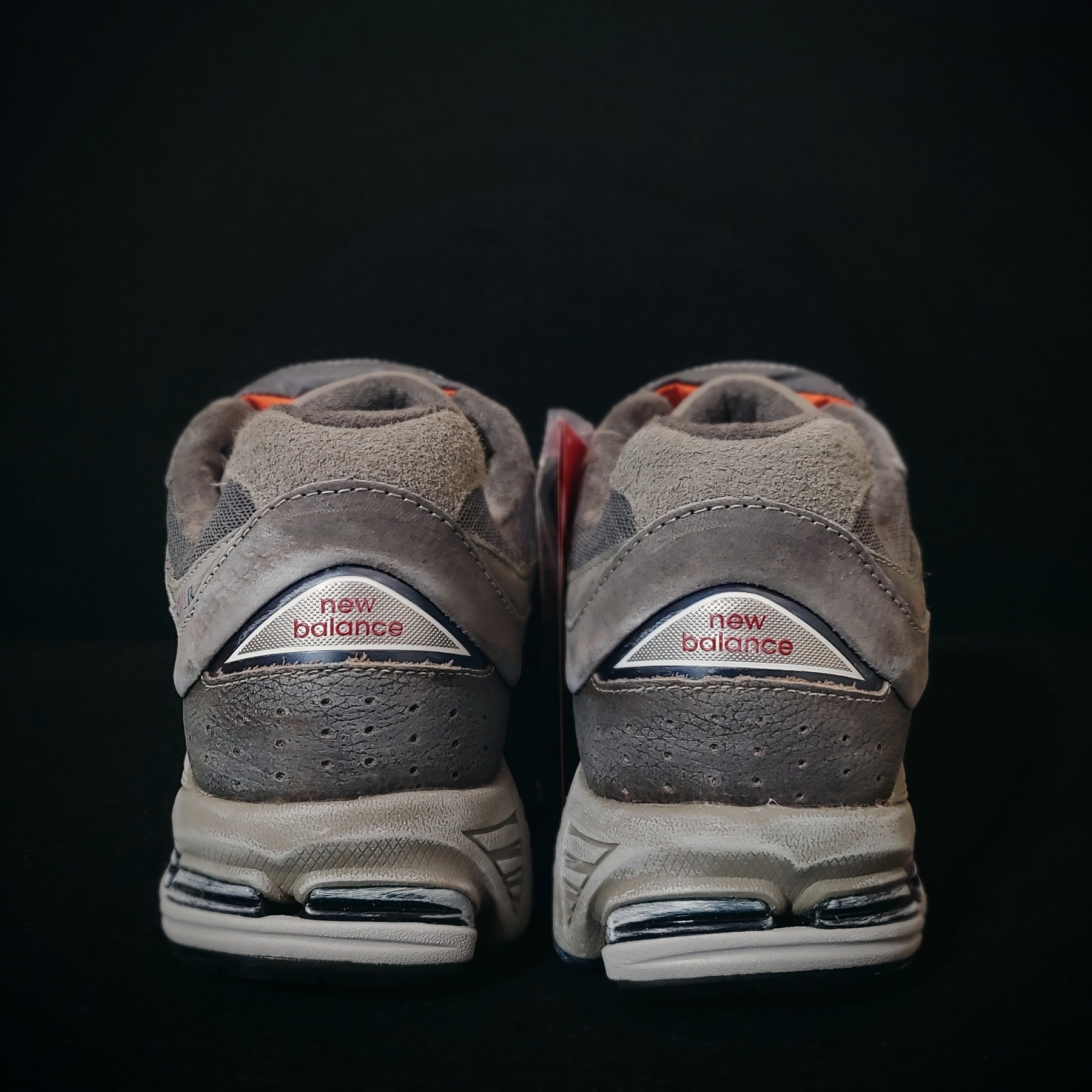 New Balance 2002R Premium Vintage Grey 착용 스타일 - 3