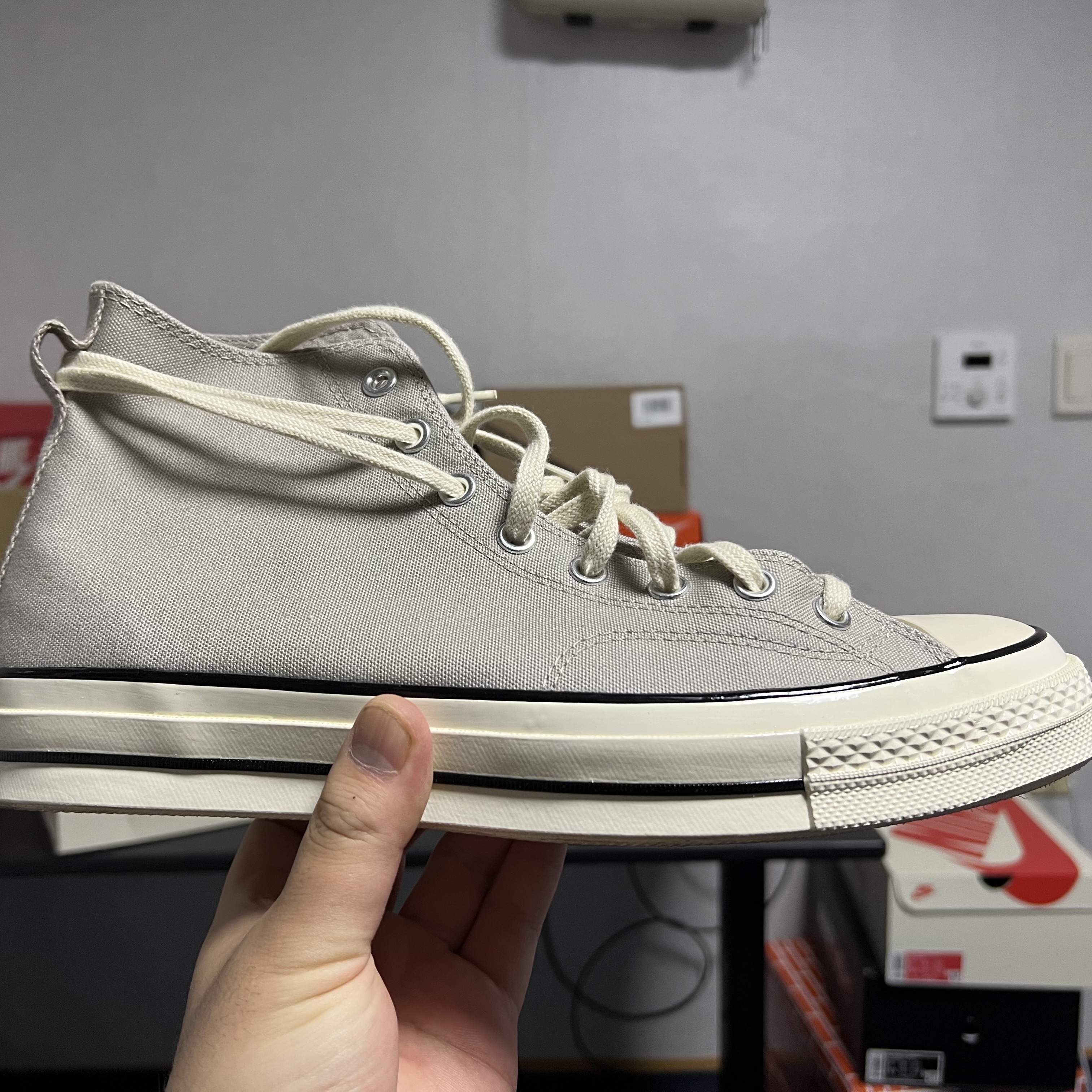 Converse x Fear of God Essentials Chuck 70 Hi Grey 착용 스타일 - 2