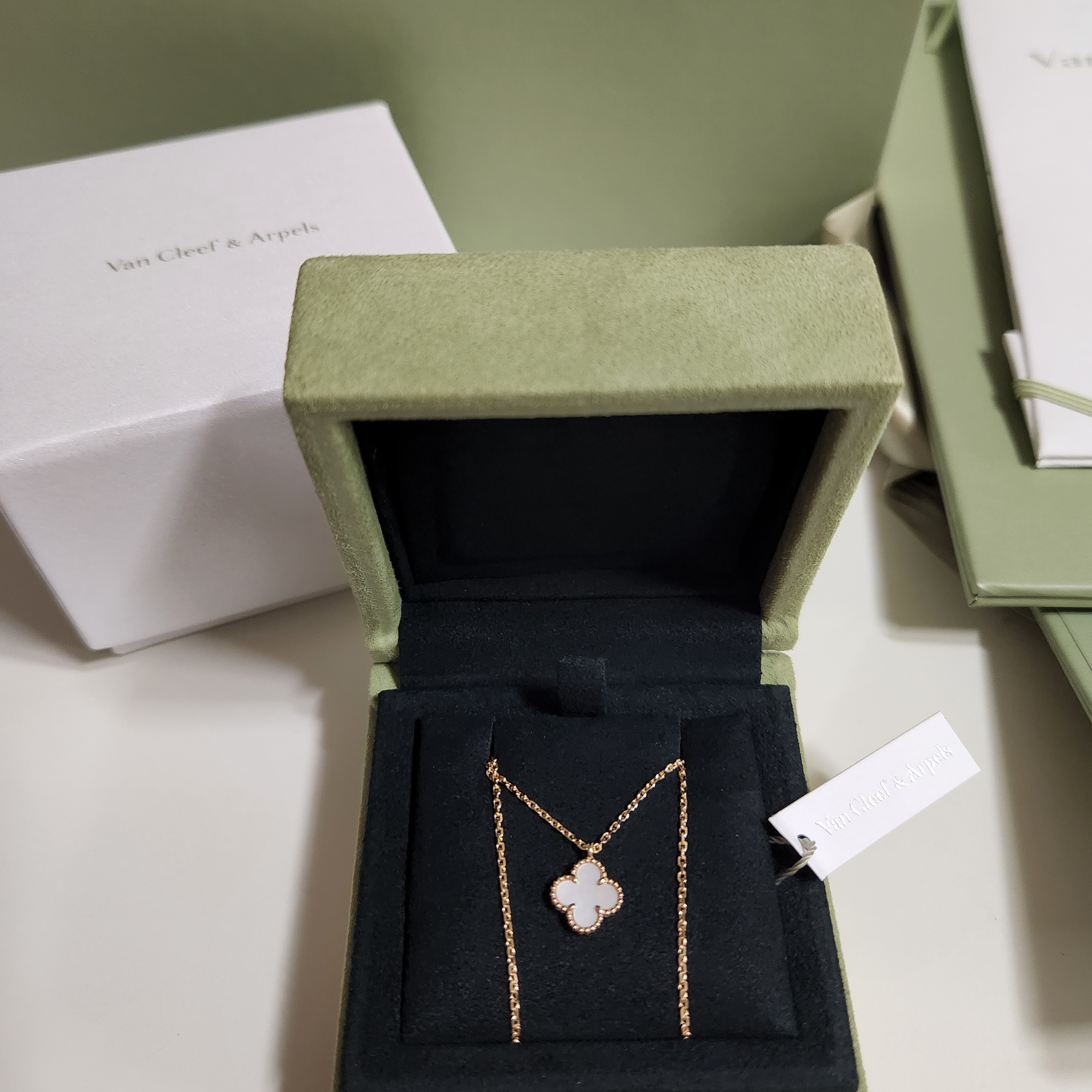 (W) Van Cleef & Arpels Sweet Alhambra Pendant Yellow Gold Mother of Pearl 착용 스타일