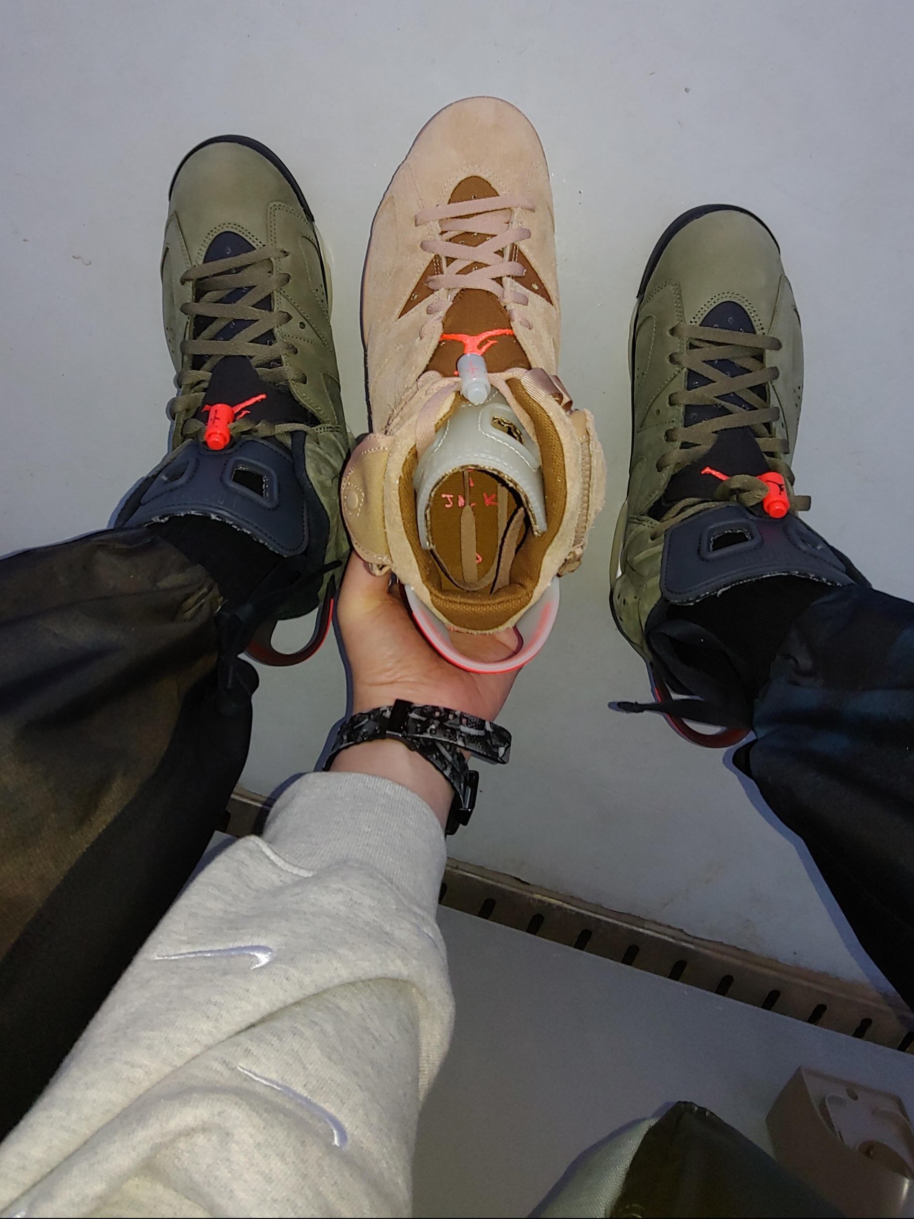 Jordan 6 x Travis Scott Retro Olive, Jordan 6 x Travis Scott Retro SP British Khaki 착용 스타일 - 1