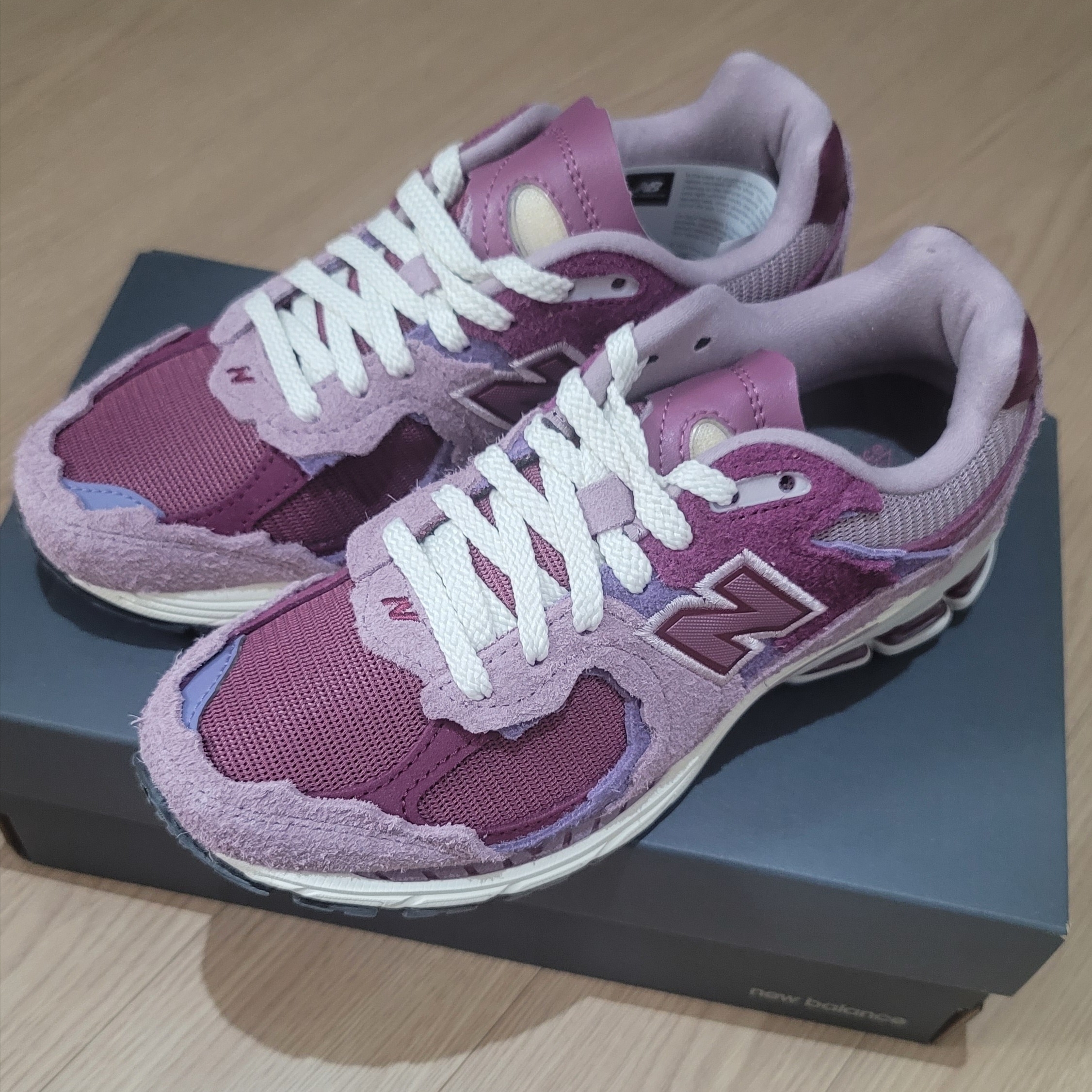 New Balance 2002R Protection Pack Pink 착용 스타일 - 3