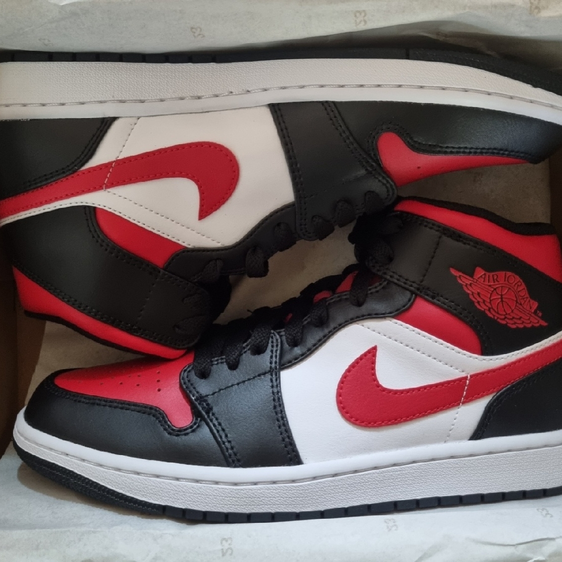 Jordan 1 Mid Black Fire Red 착용 스타일