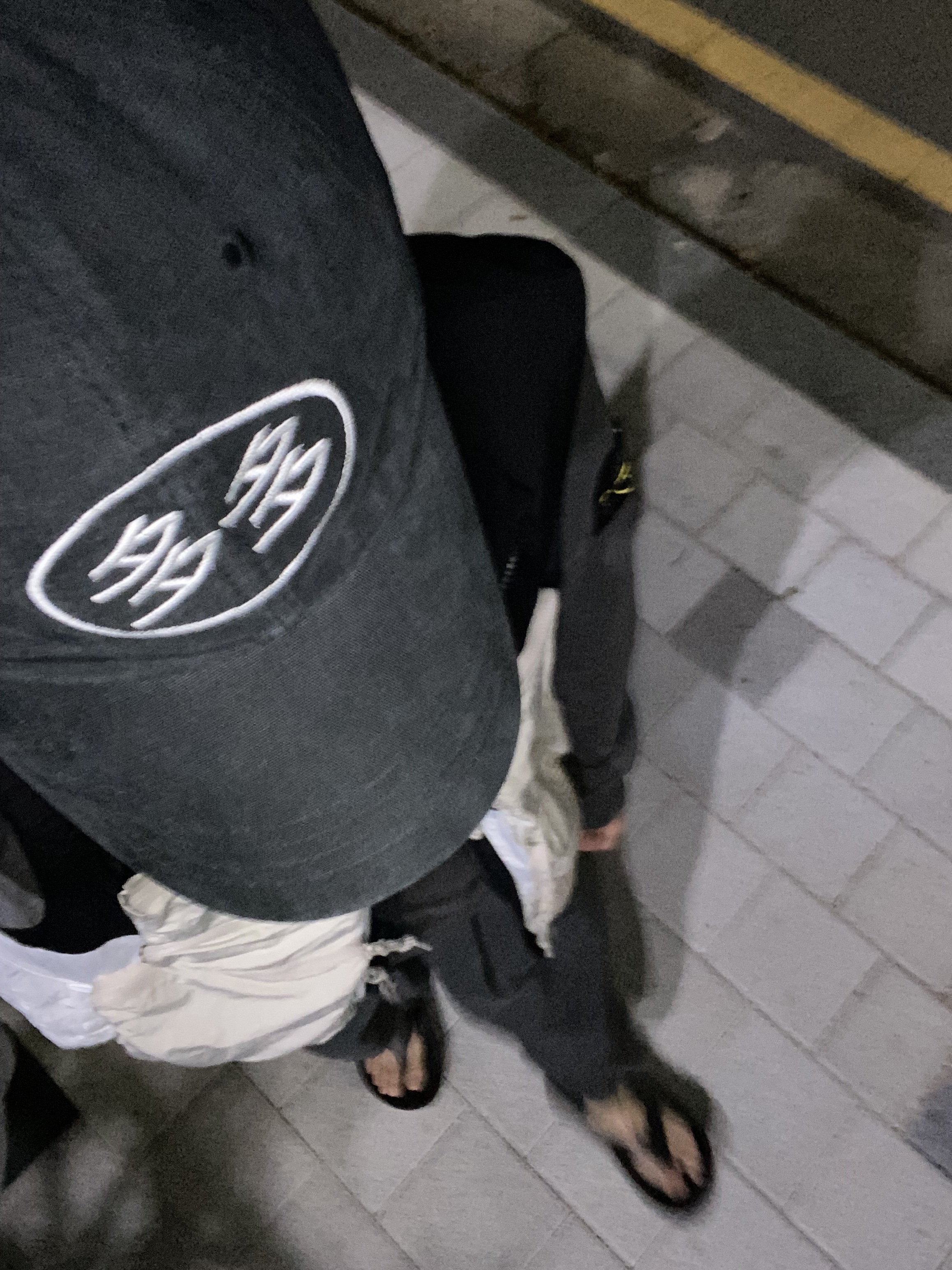 Dada Logo Cap Black White, Oofos OOriginal Black 착용 스타일