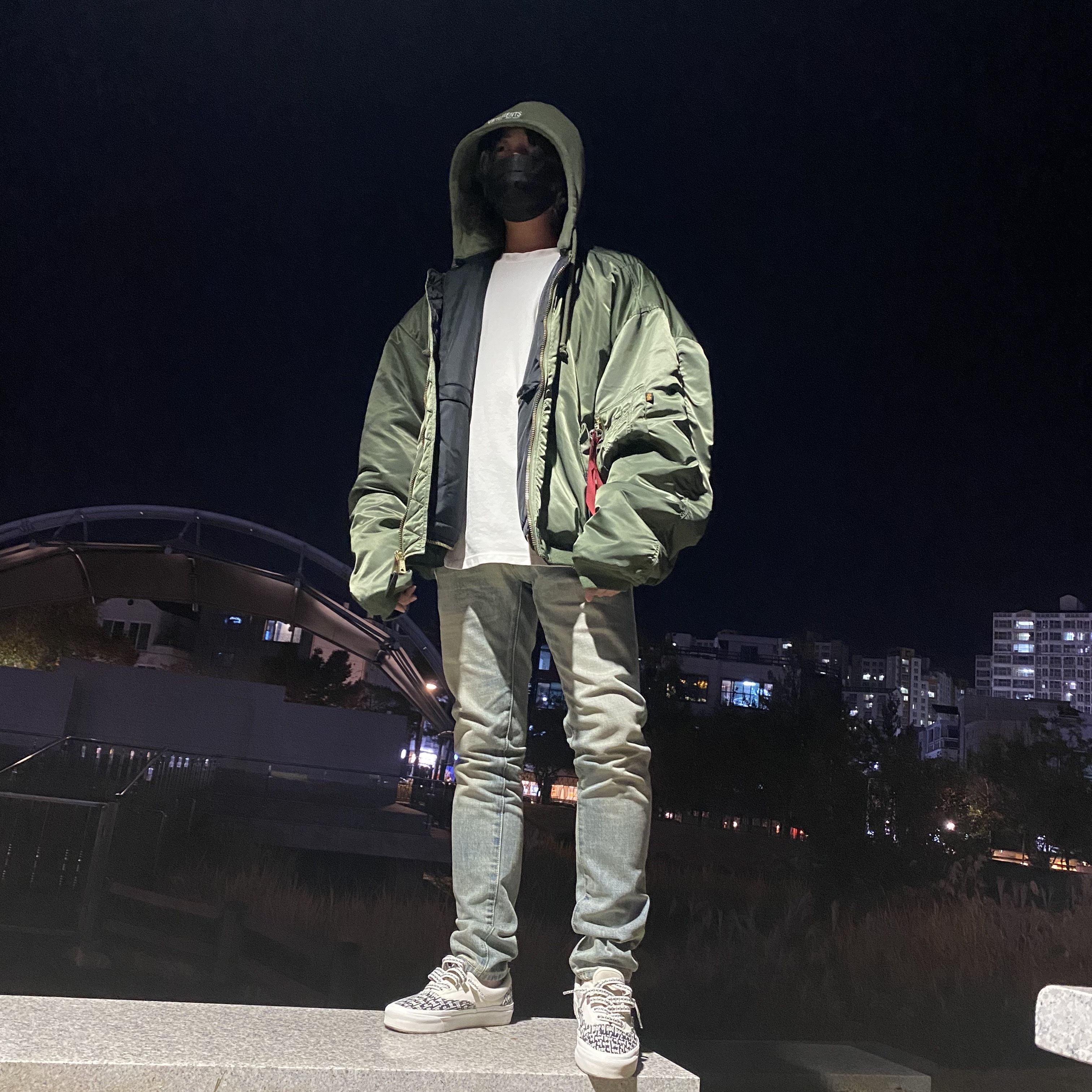 Vans Vault x Fear of God OG Era 95 DX White Black 착용 스타일 - 2