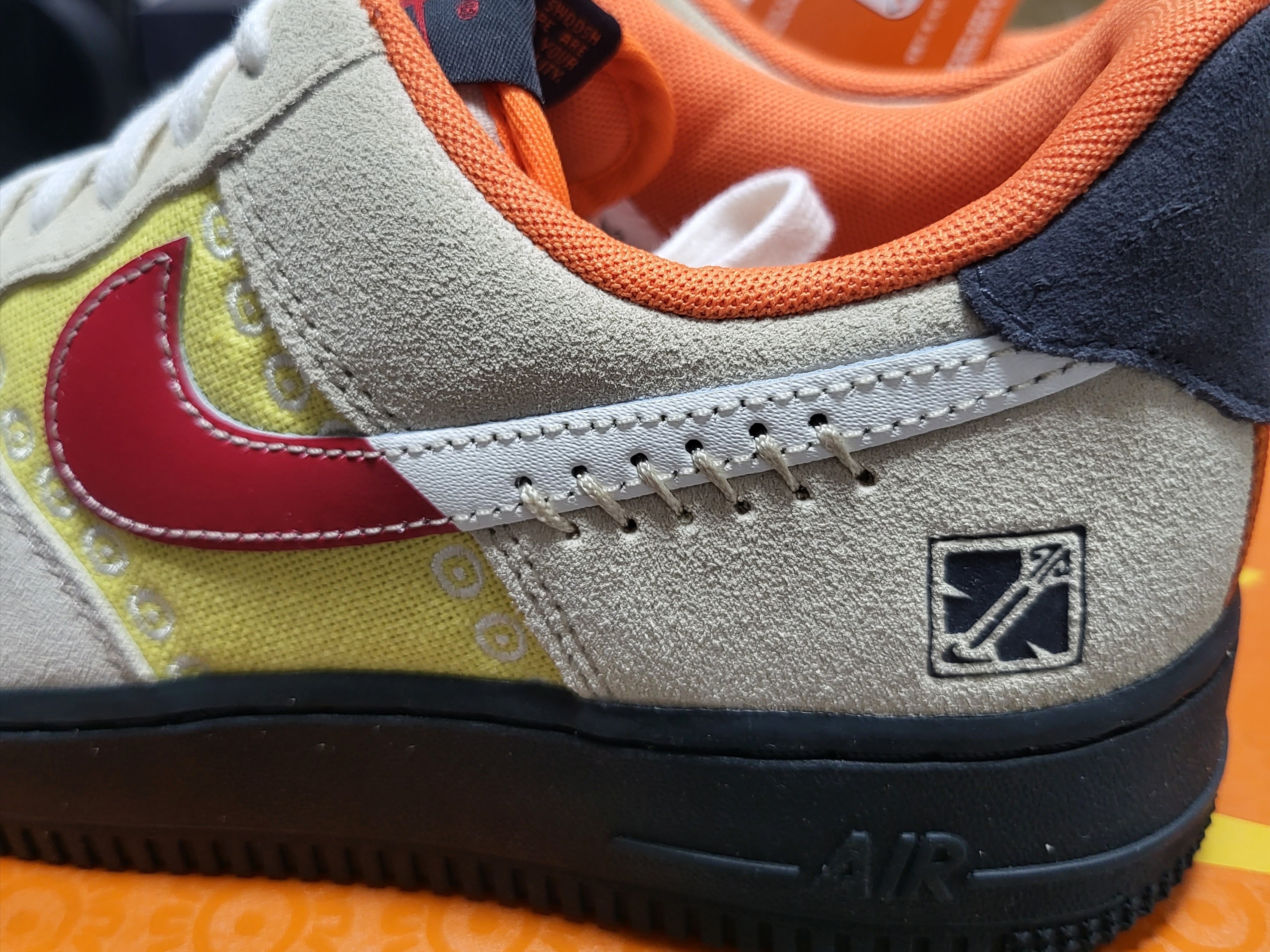 Nike Air Force 1 '07 Somos Familia Día de Muertos 착용 스타일 - 4