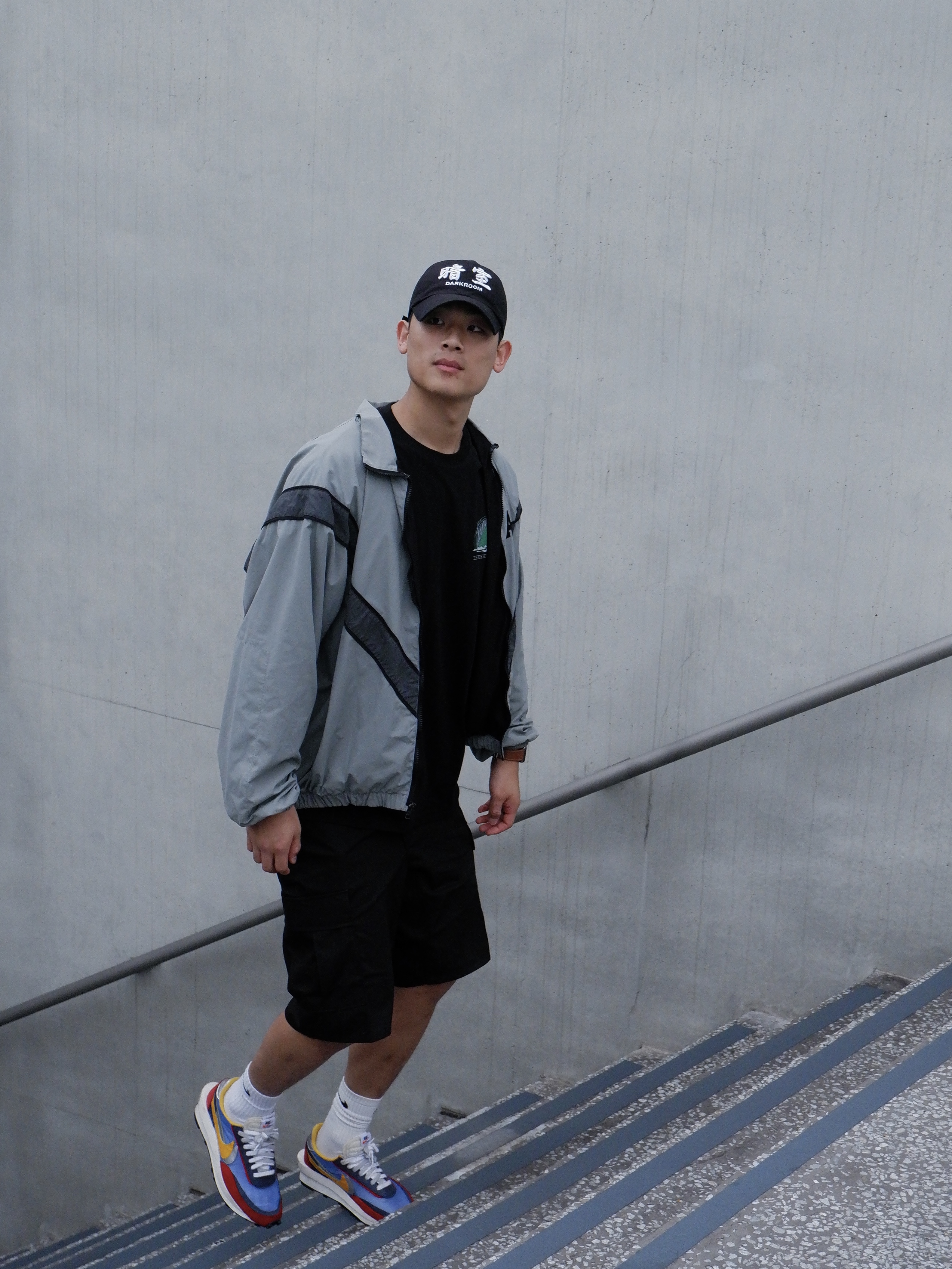 Nike x Sacai LDWaffle Blue Multi, Darkr8m Studio White Logo Cap 착용 스타일 - 4