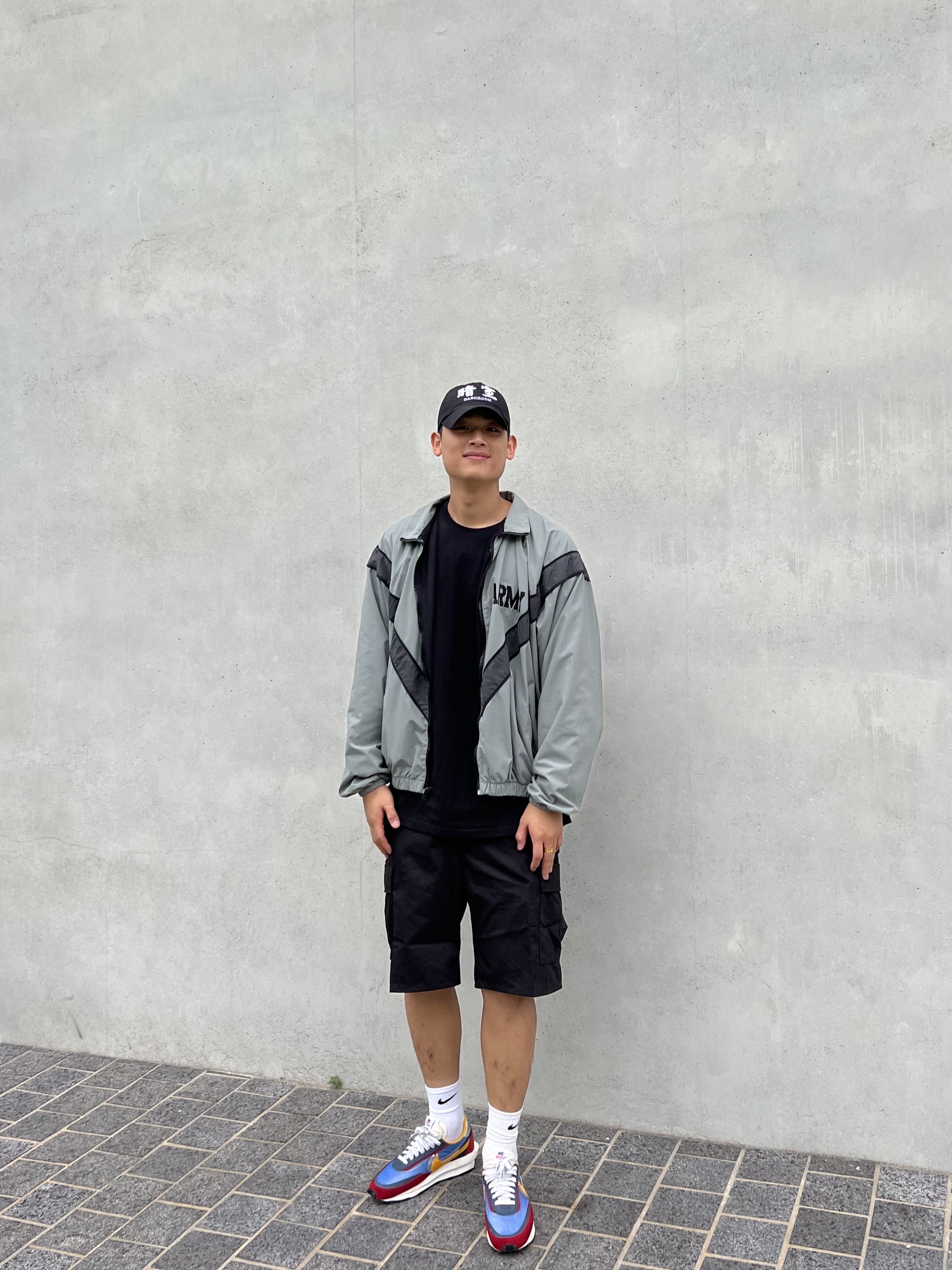 Nike x Sacai LDWaffle Blue Multi, Darkr8m Studio White Logo Cap 착용 스타일 - 1