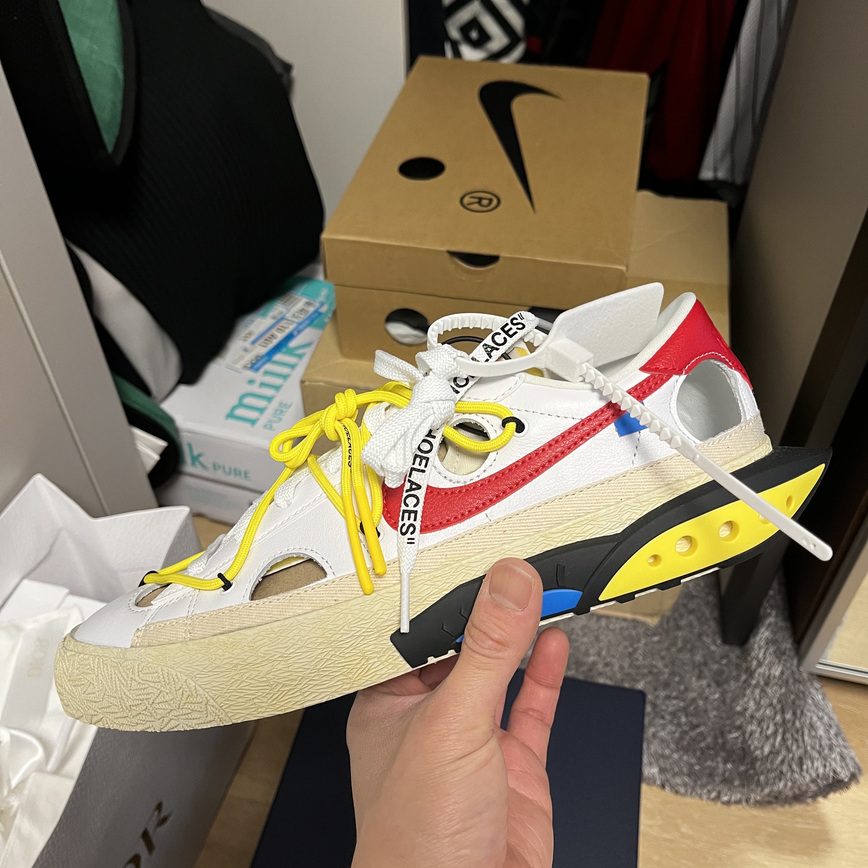 Nike x Off-White Blazer Low '77 White and University Red 착용 스타일