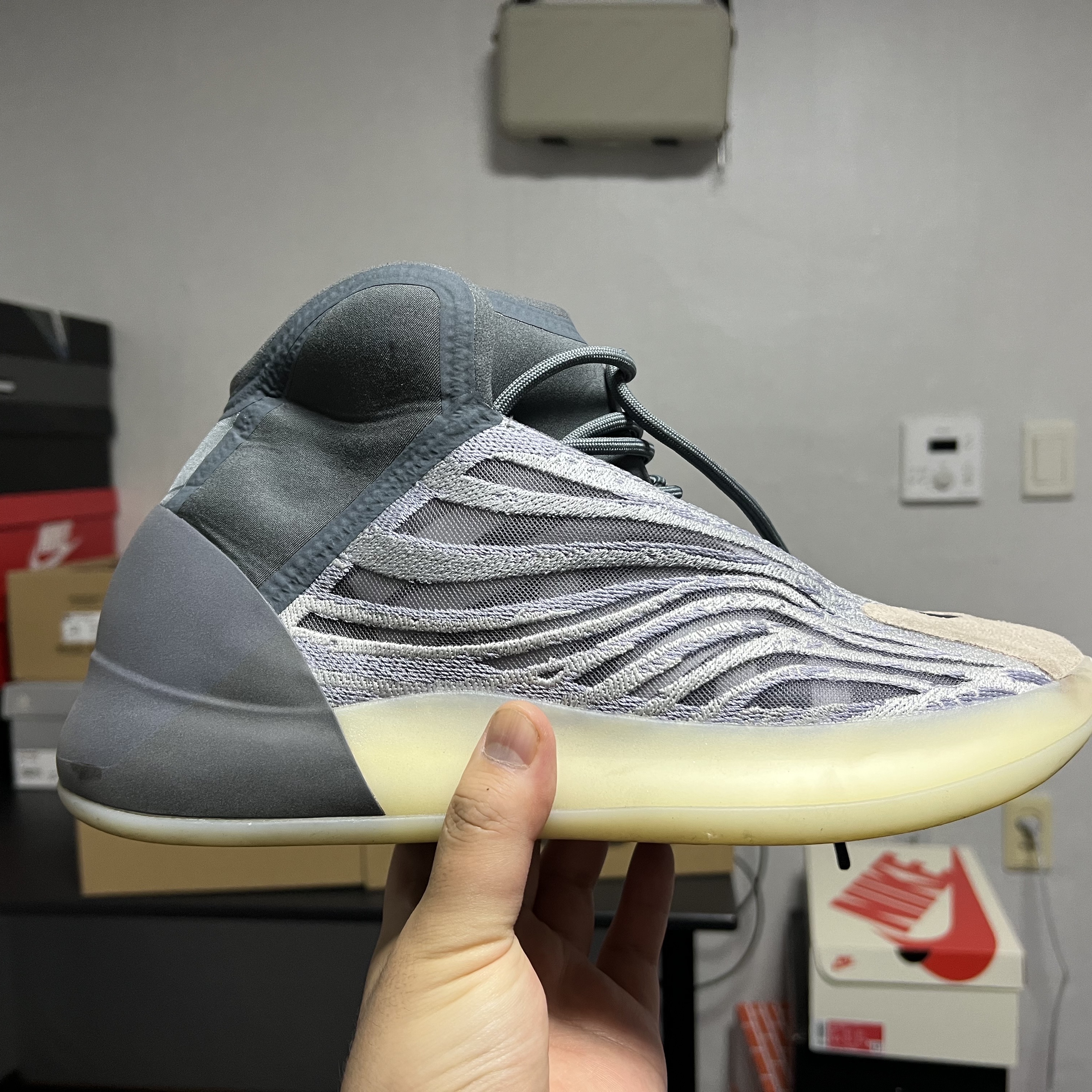 Adidas Yeezy QNTM Mono Carbon 착용 스타일 - 2