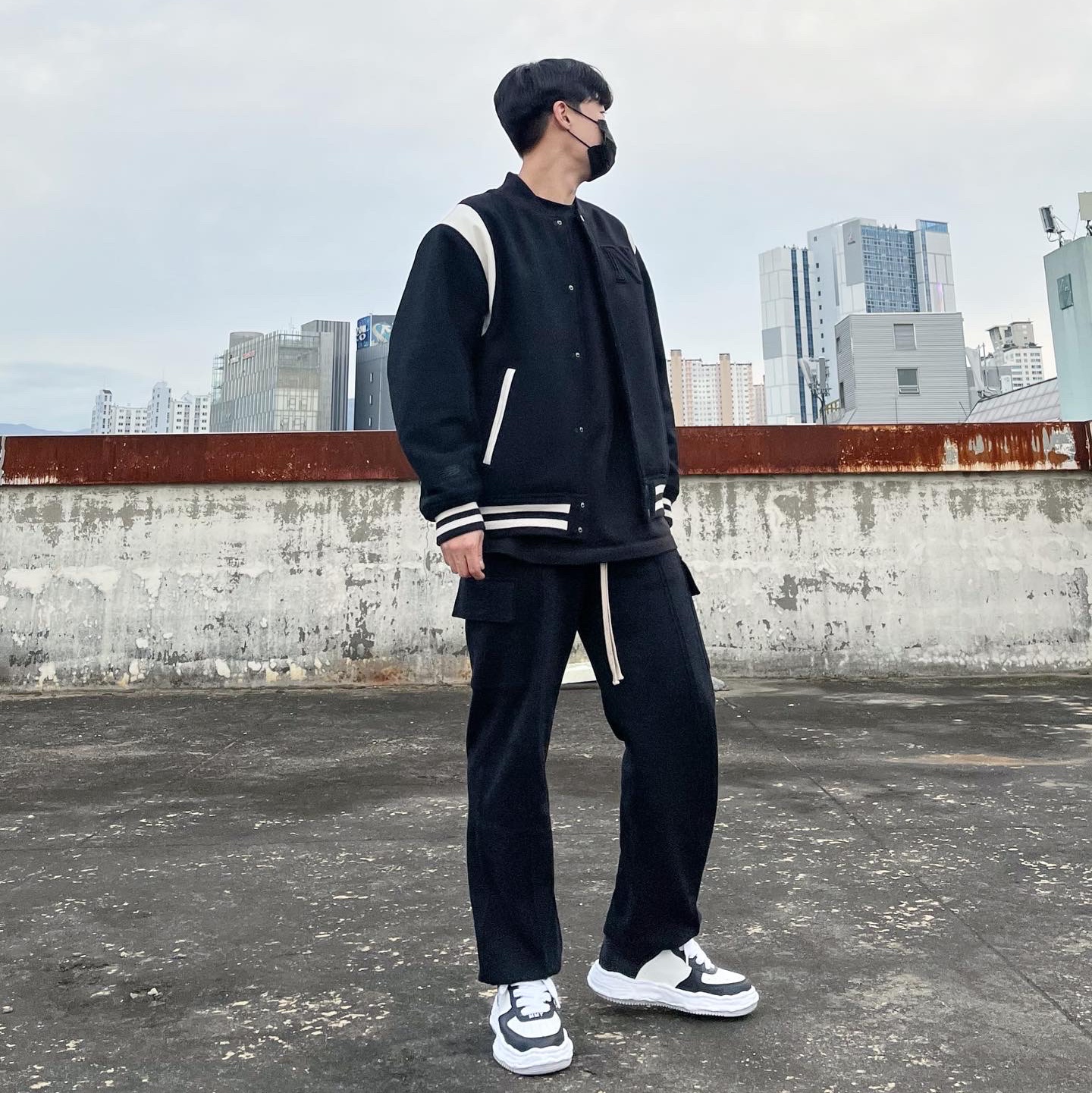 Maison Mihara Yasuhiro Wayne OG Sole Leather Low-top Sneakers Black White 착용 스타일 - 1
