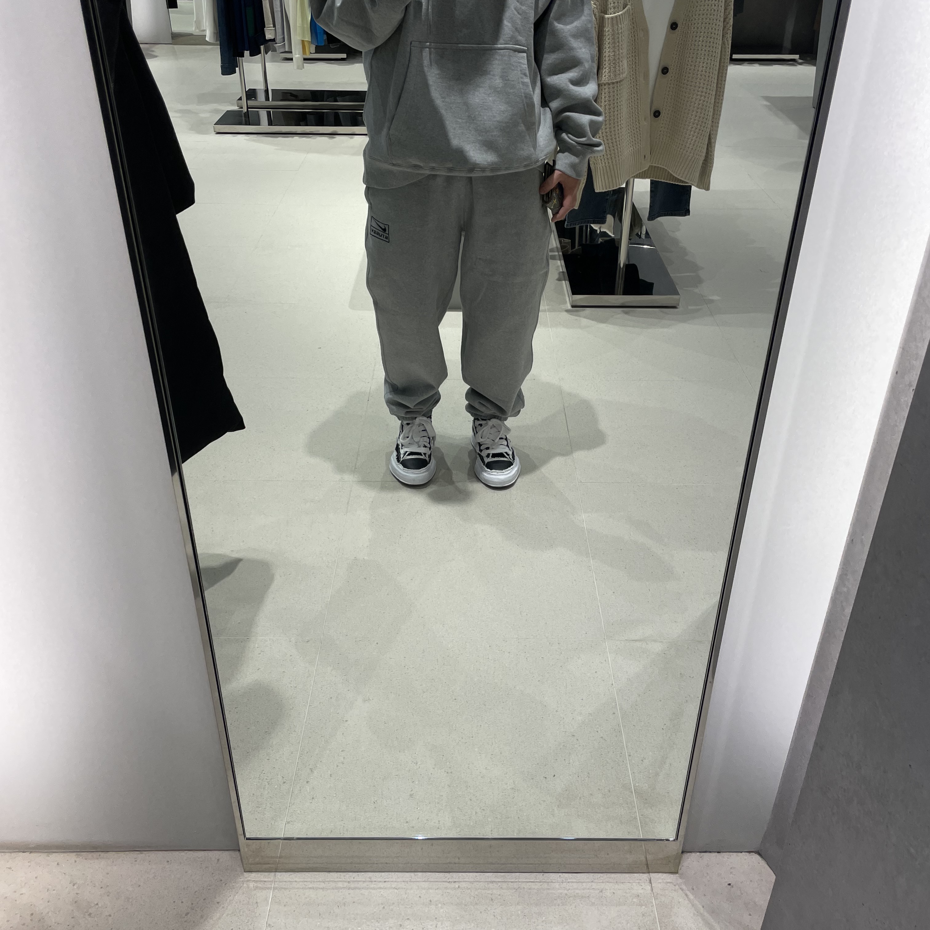 Nike x Stussy NRG RA Pullover Hoodie Dark Grey Heather (DJ9488-063), Nike x Stussy NRG RA Fleece Pants Dark Grey Heather (DJ9490-063) 착용 스타일