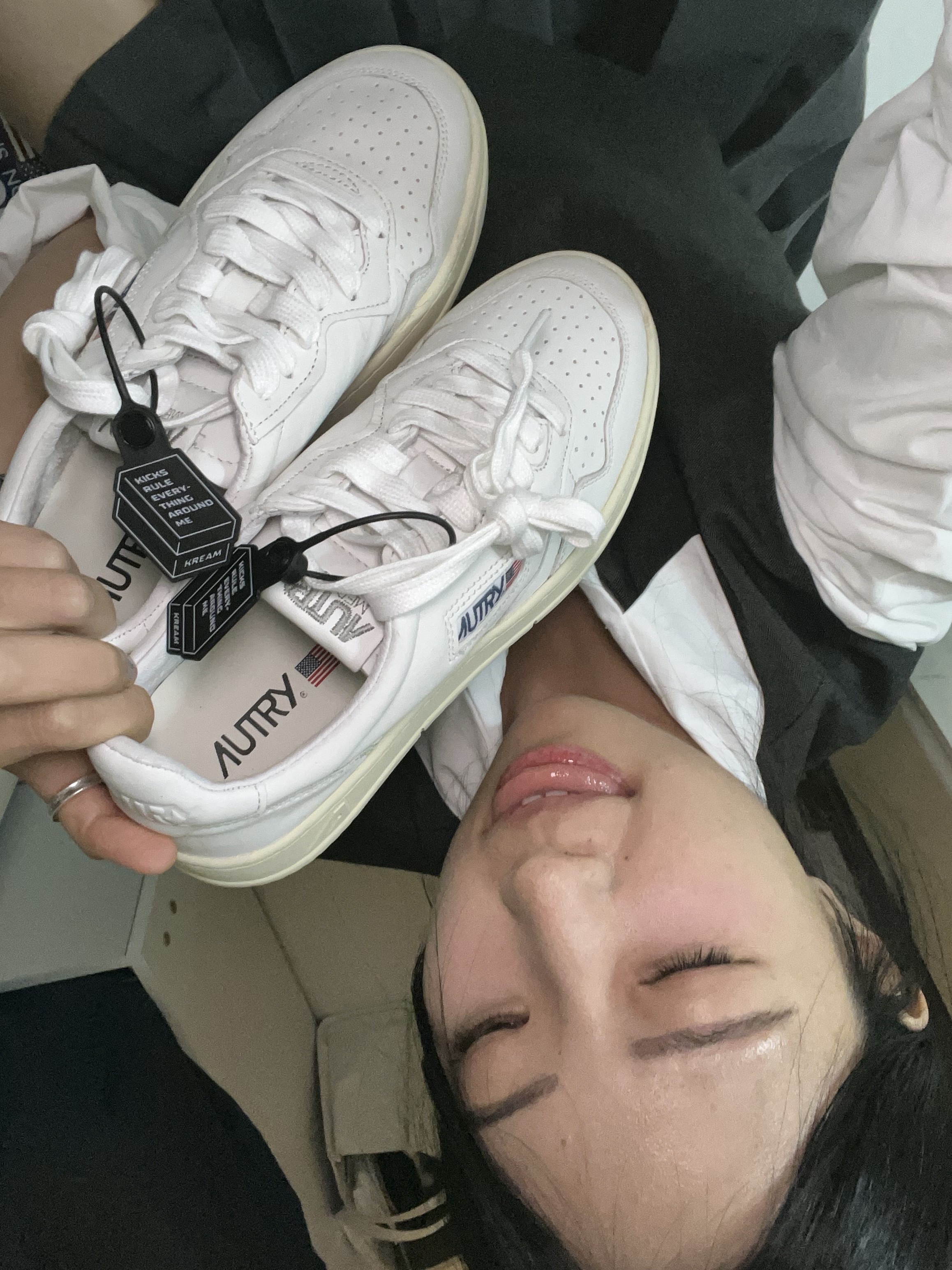 (W) Autry Medalist Low Goatskin Sneakers White, Autry Medalist Low Goatskin Sneakers White 착용 스타일 - 2